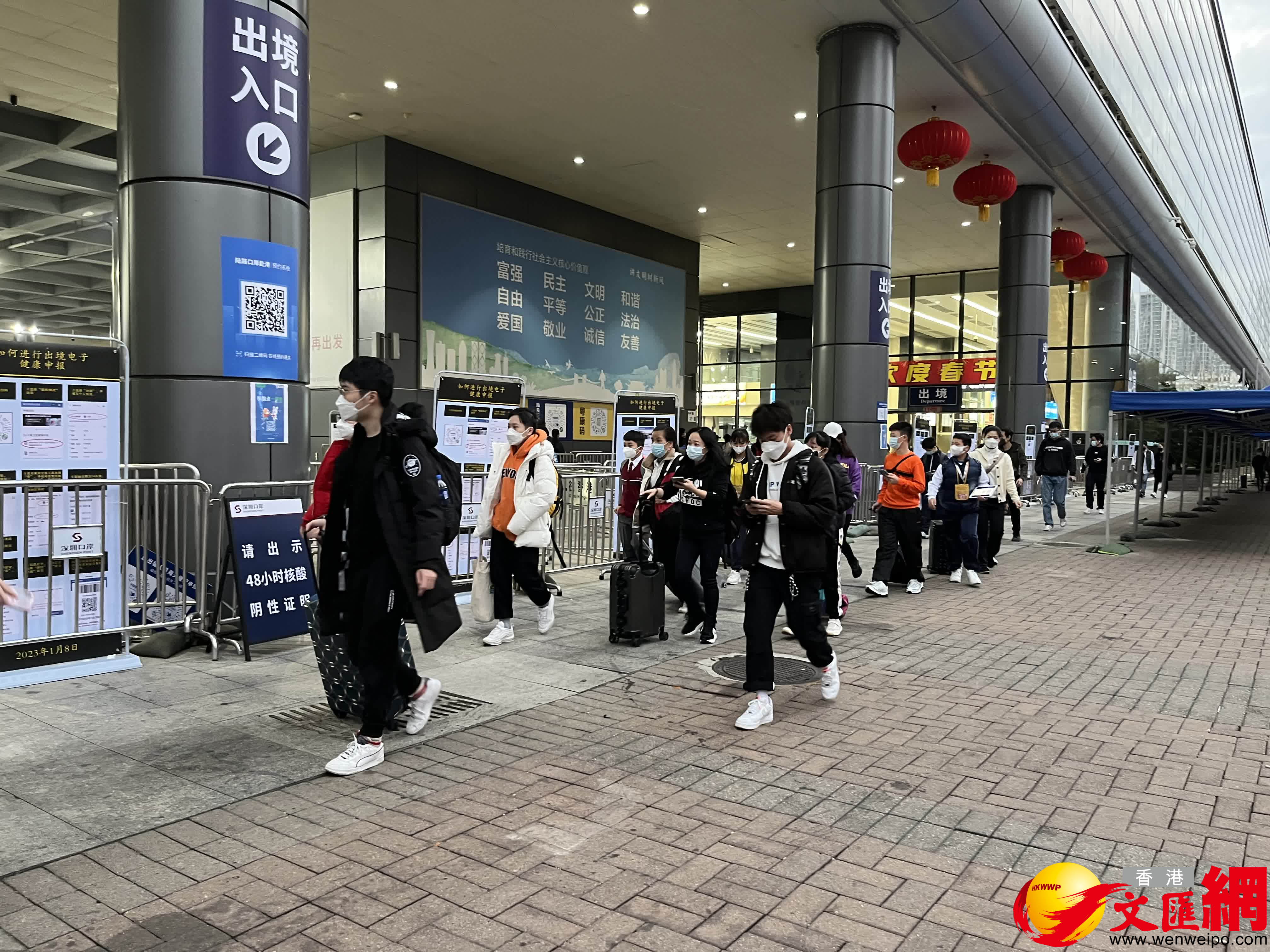 2月1日早晨6點多，福田口岸陸續迎來了許多久違的跨境學生。（香港文匯網記者李望賢 攝）