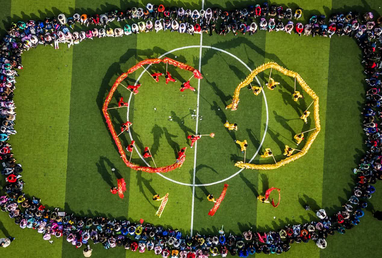 2月5日，在合肥市蚌埠路第二小學，孩子們表演舞龍。（特約通訊員解琛攝）