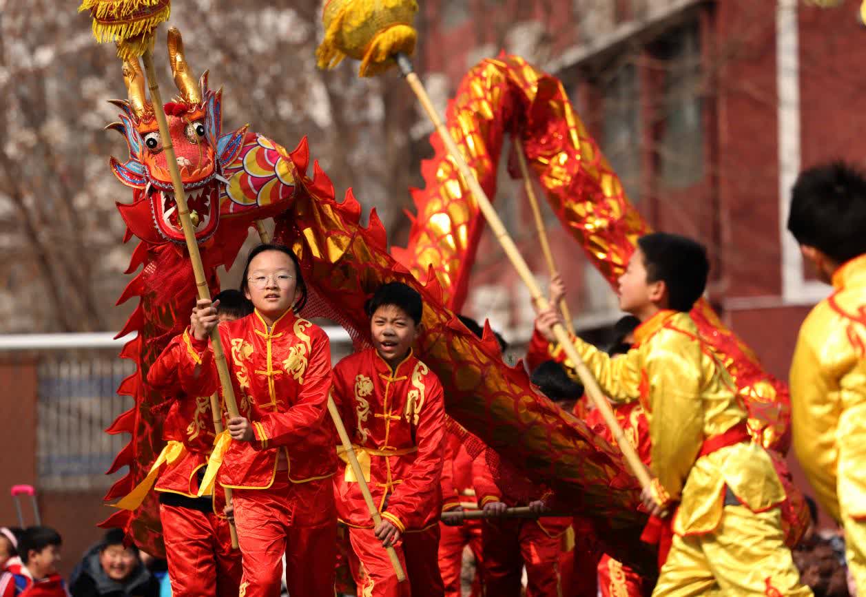 2月5日，在合肥市蚌埠路第二小學，孩子們表演舞龍。（特約通訊員解琛攝）