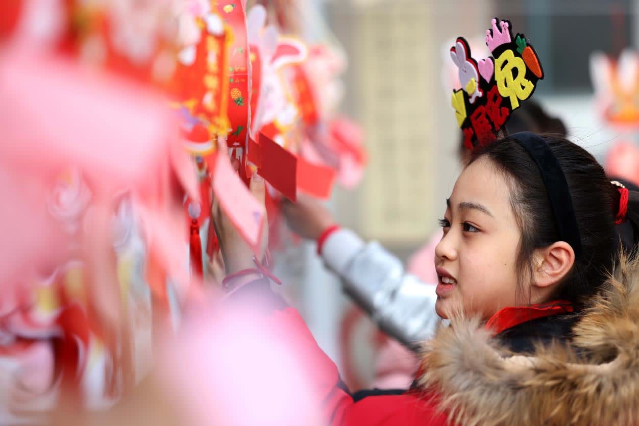 2月5日，在合肥市少兒藝術學校，孩子們在猜燈謎。（特約通訊員解琛攝）