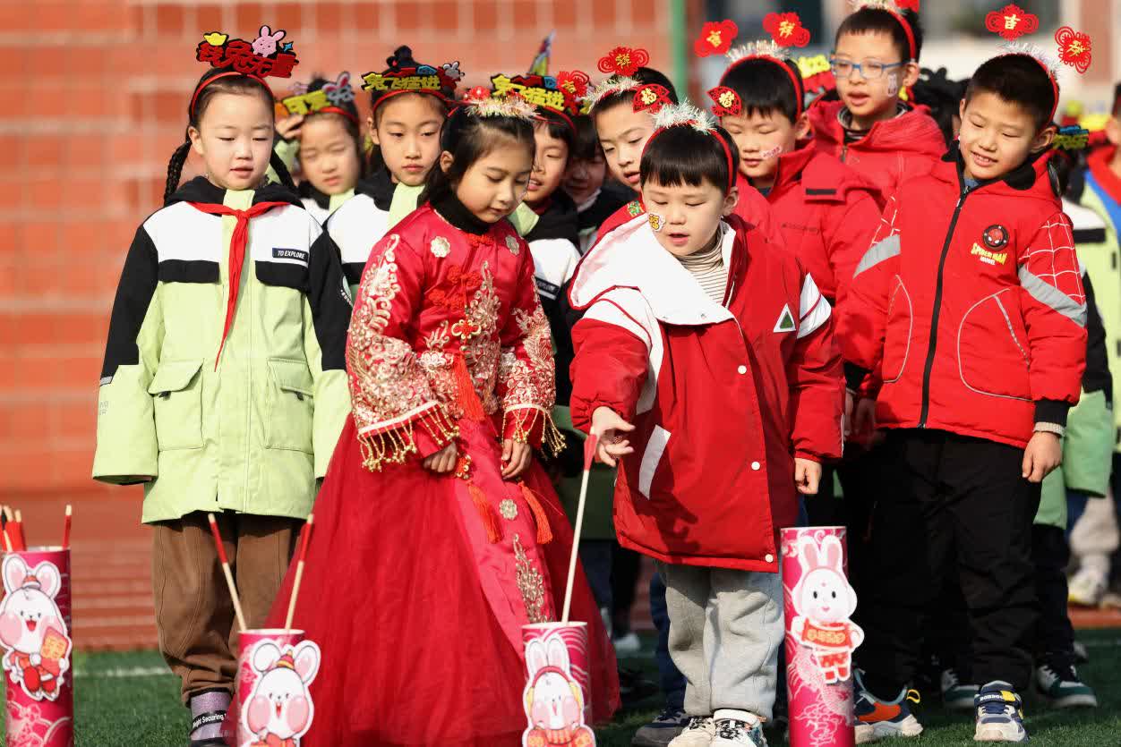 2月5日，在合肥市少兒藝術學校，孩子們參加「擲劍」遊戲。（特約通訊員解琛攝）