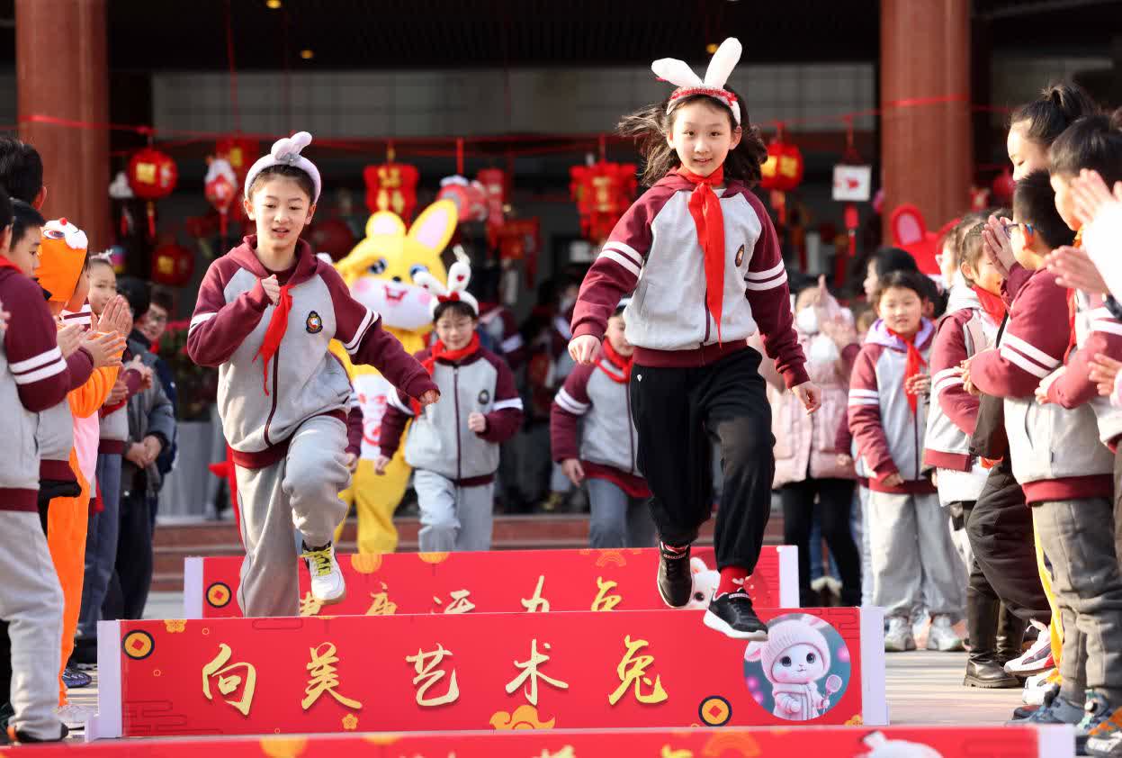 2月5日，在合肥市和平小學，孩子們參加「趣味跨欄」遊戲。（特約通訊員解琛攝）