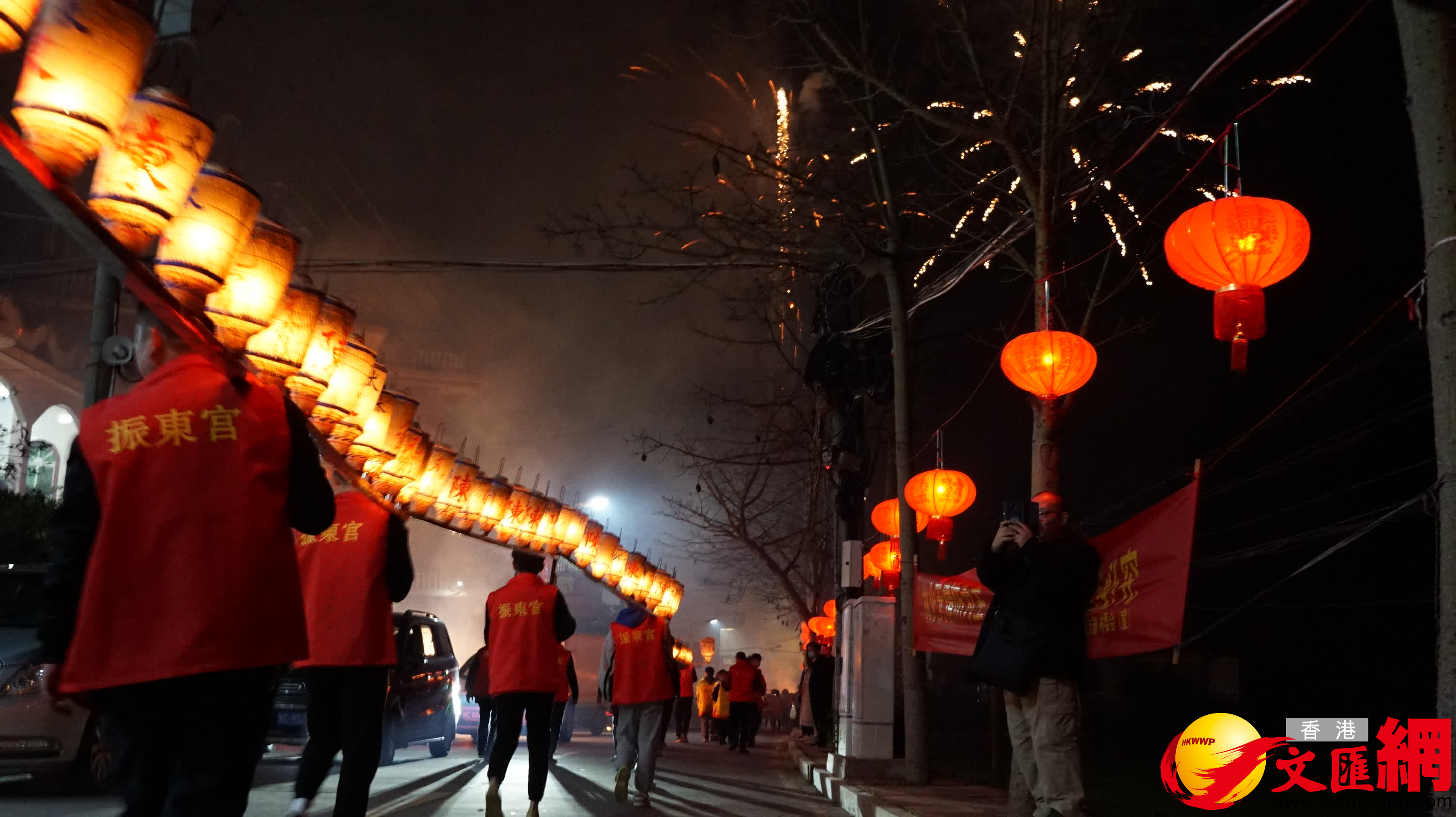 2月5日，福建省泉州市泉港區涂嶺鎮樟腳村舉辦板凳龍燈鬧元宵活動。（蔣煌基攝）