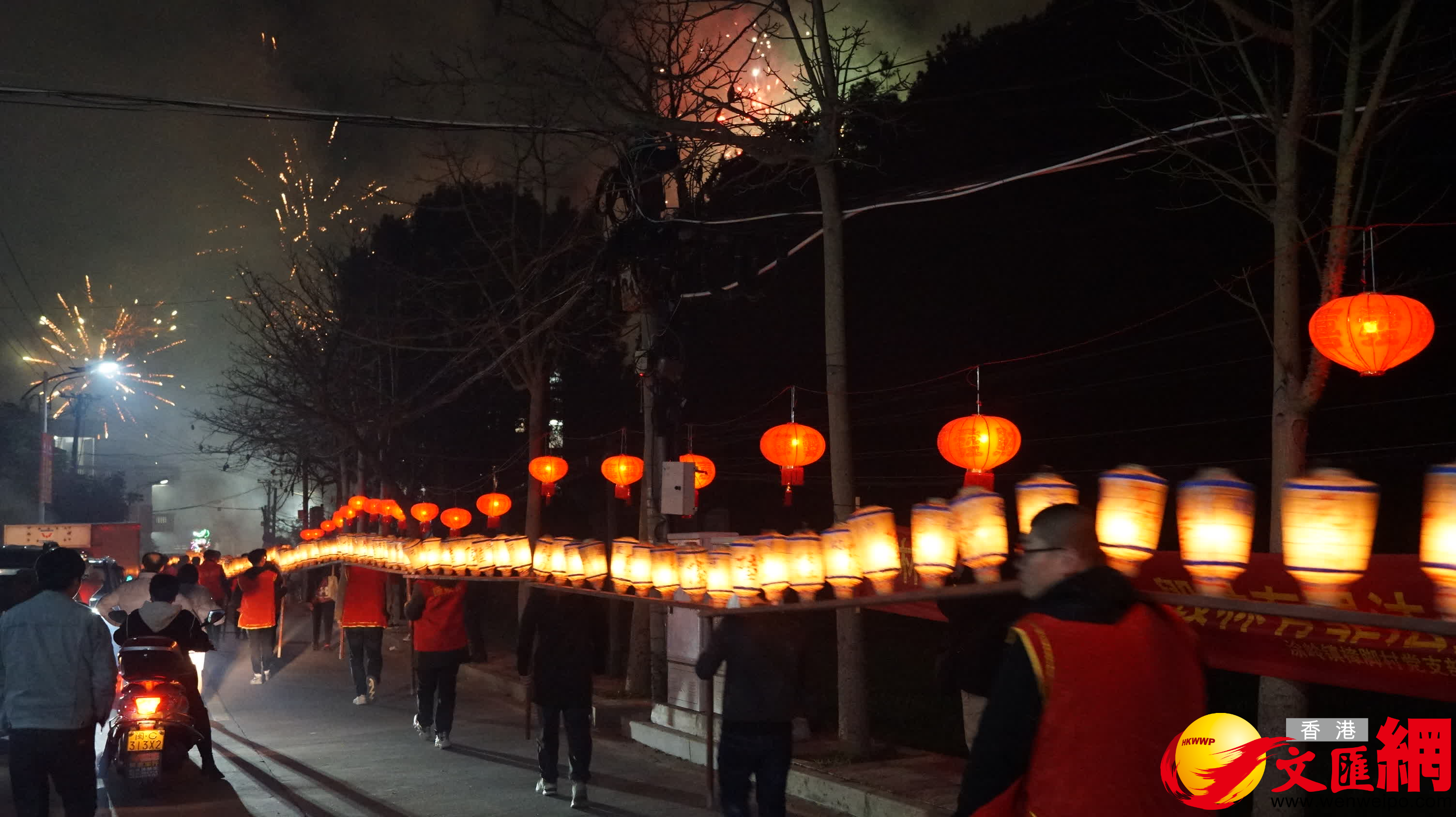2月5日，福建省泉州市泉港區涂嶺鎮樟腳村舉辦板凳龍燈鬧元宵活動。（蔣煌基攝）