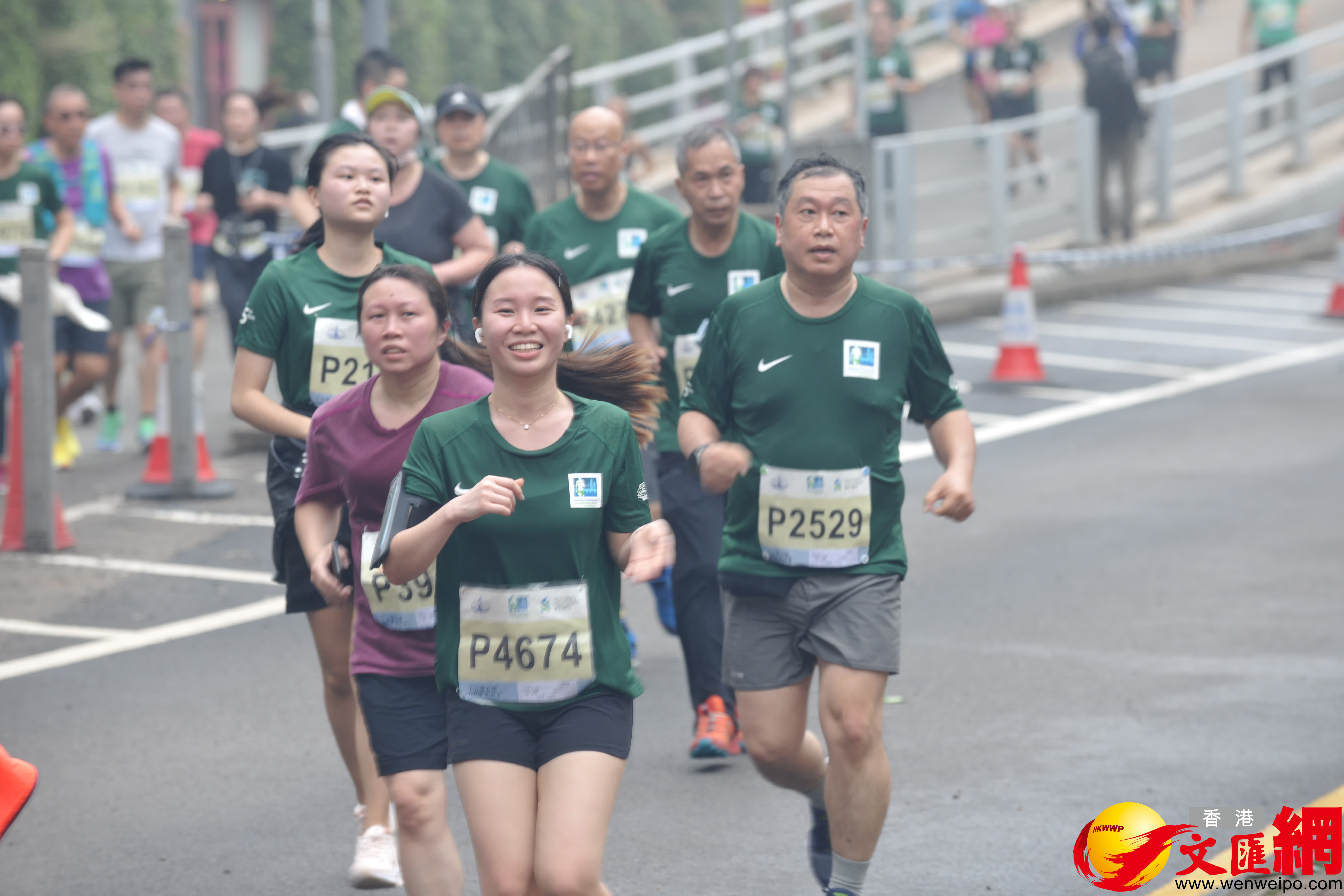 年輕的女跑手笑容燦爛。(大公文匯全媒體記者劉陽 攝) 年輕的女跑手笑容燦爛。(大公文匯全媒體記者劉陽 攝)