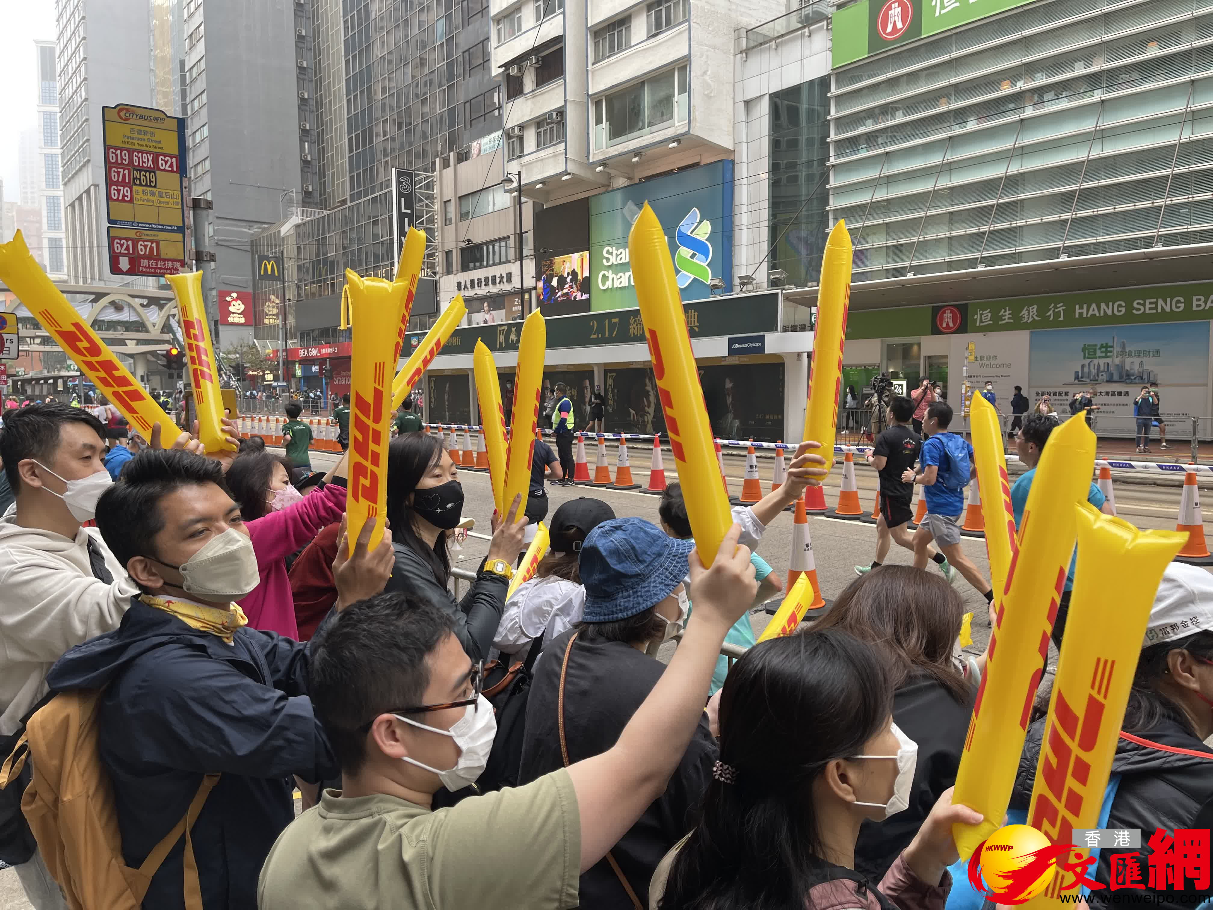 沿途有不少市民為跑手們加油打氣。(大公文匯全媒體記者劉陽 攝) 沿途有不少市民為跑手們加油打氣。(大公文匯全媒體記者劉陽 攝)