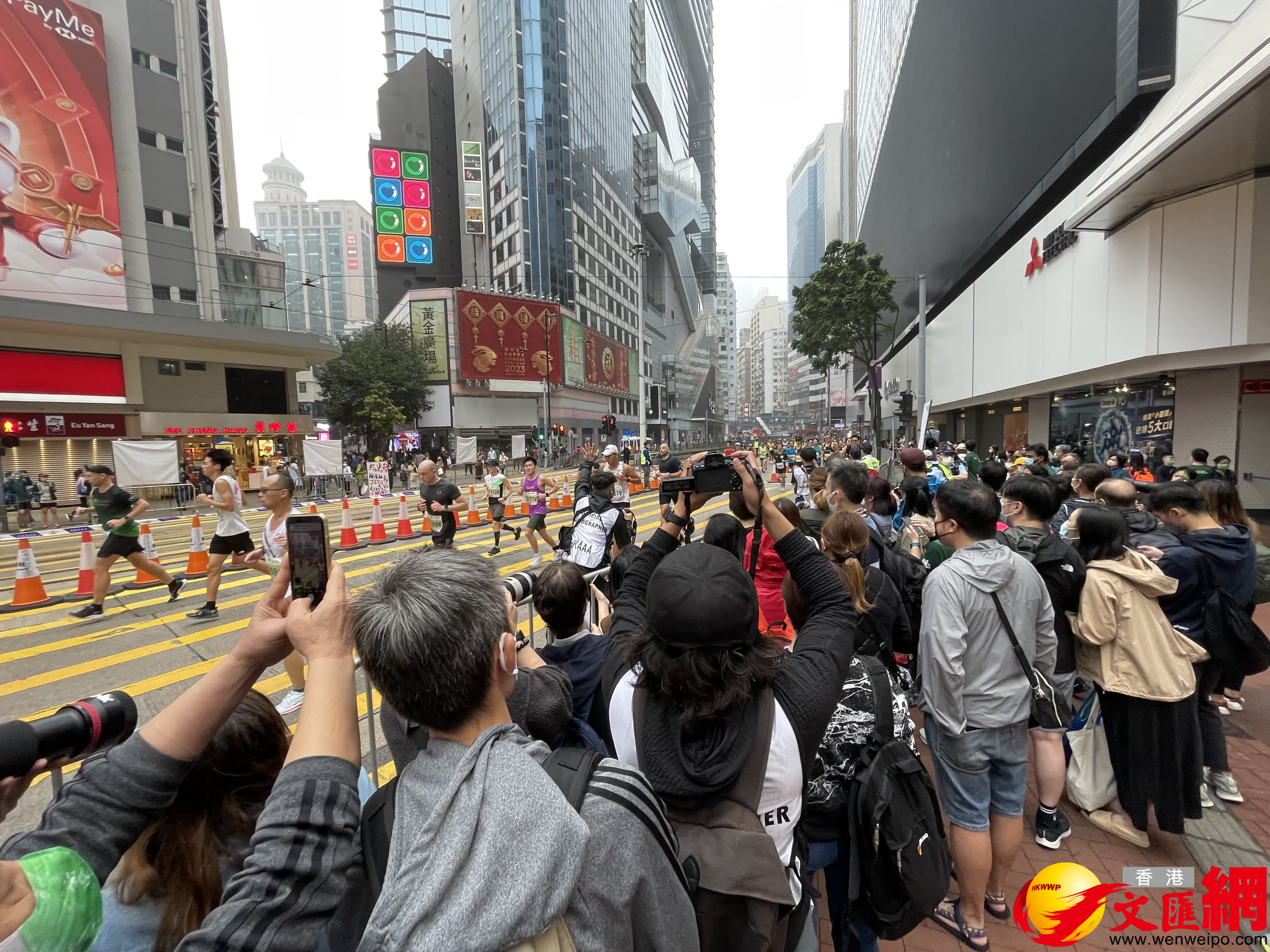 沿途有不少市民為跑手們加油打氣。(大公文匯全媒體記者劉陽 攝) 沿途有不少市民為跑手們加油打氣。(大公文匯全媒體記者劉陽 攝)