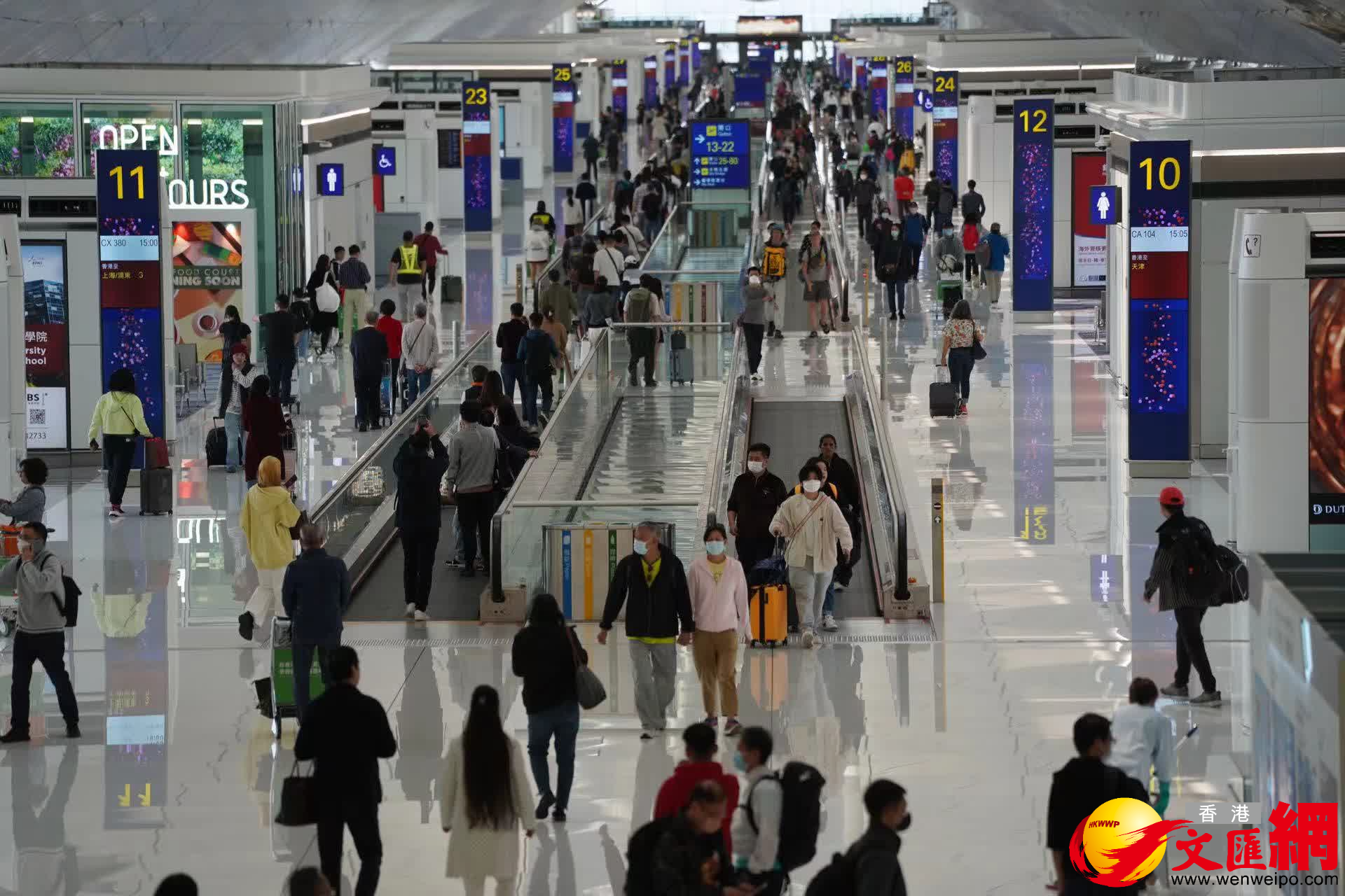 香港國際機場客運大樓內旅客熙來攘往。（大公文匯全媒體記者 麥鈞傑 攝）