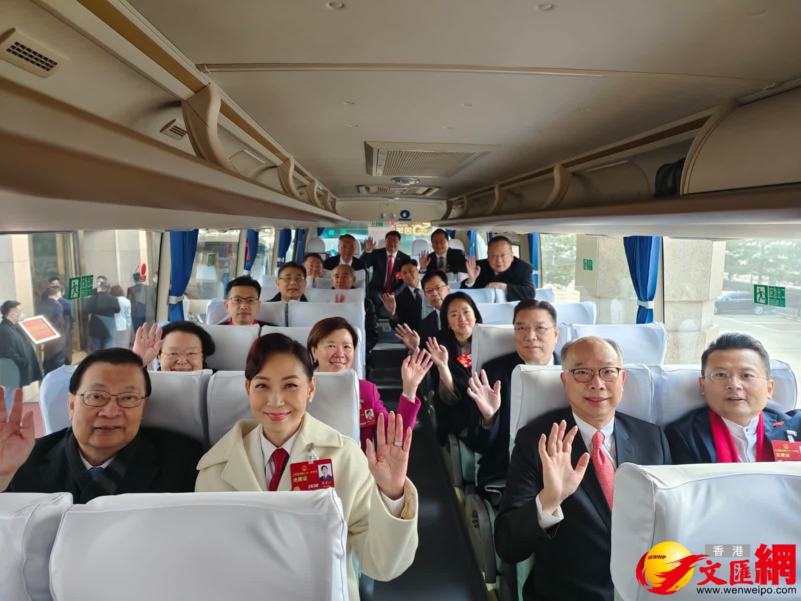 港區人大代表乘車從駐地北京飯店出發，前往人民大會堂。（大公文匯全媒體記者攝）