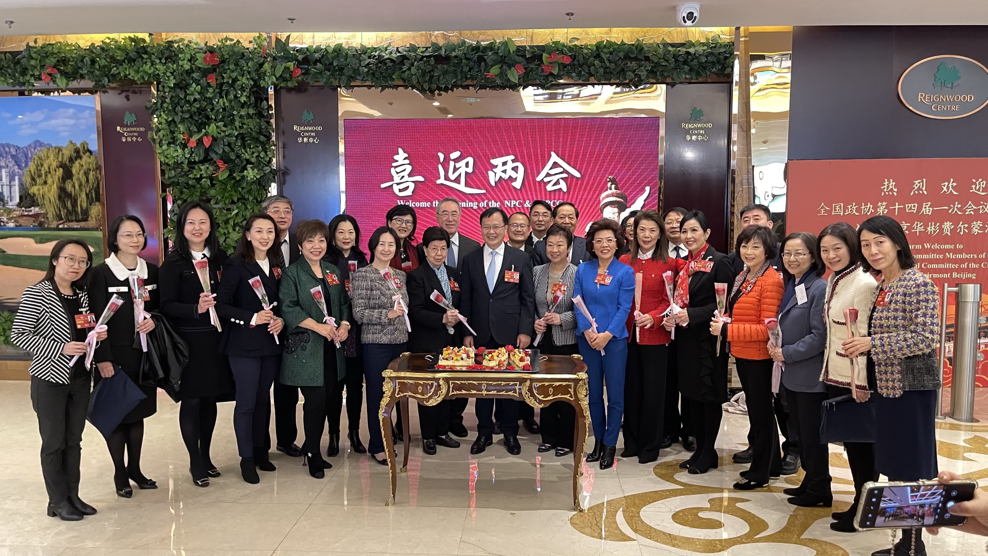 陳冬委員在華彬酒店祝賀與會港區女委員節日快樂，每位女委員都獲得節日驚喜——一枝紅玫瑰。（受訪者供圖）