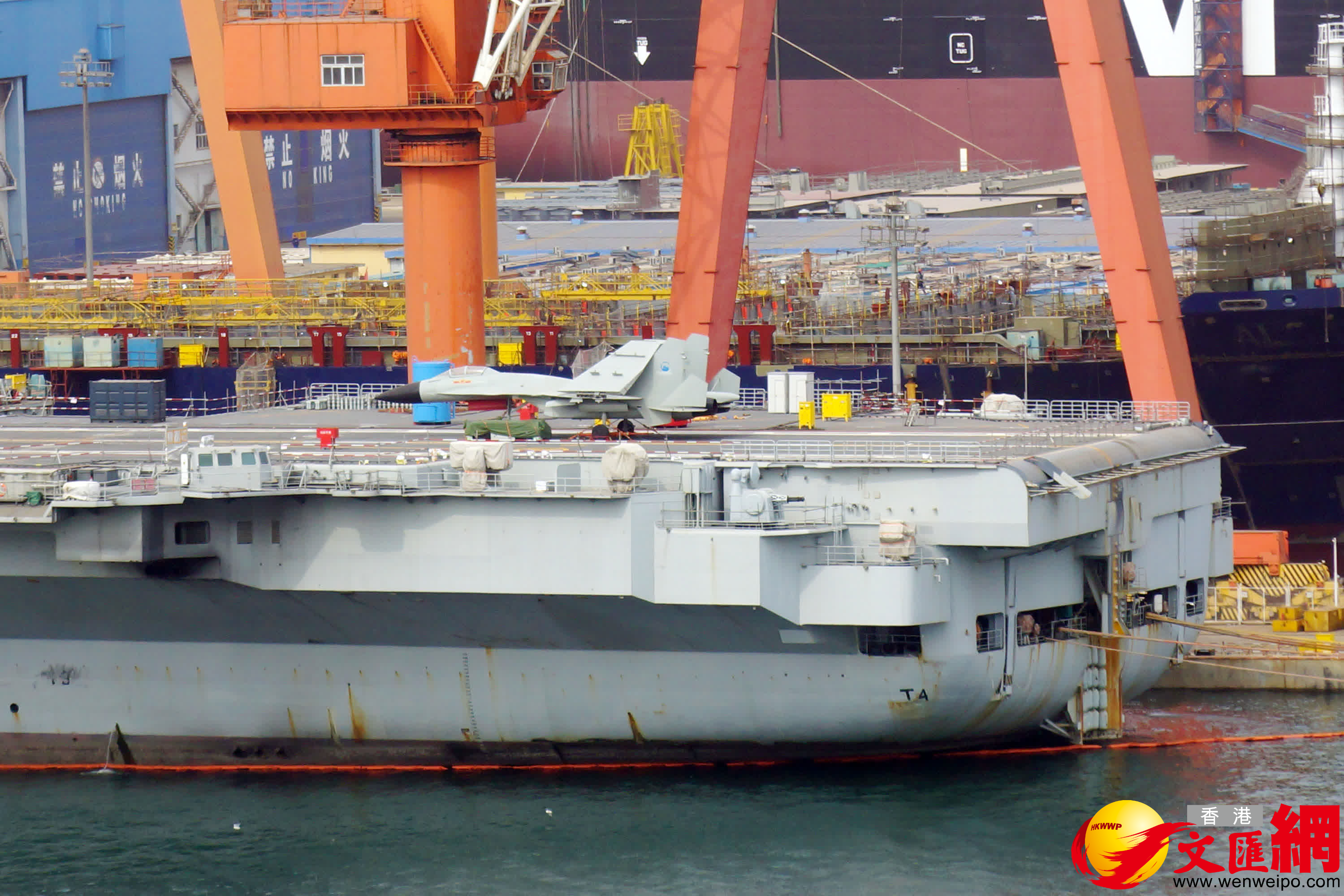艦尾甲板系留一架艦載機模型。(記者宋偉攝) 艦尾甲板系留一架艦載機模型。(記者宋偉攝)