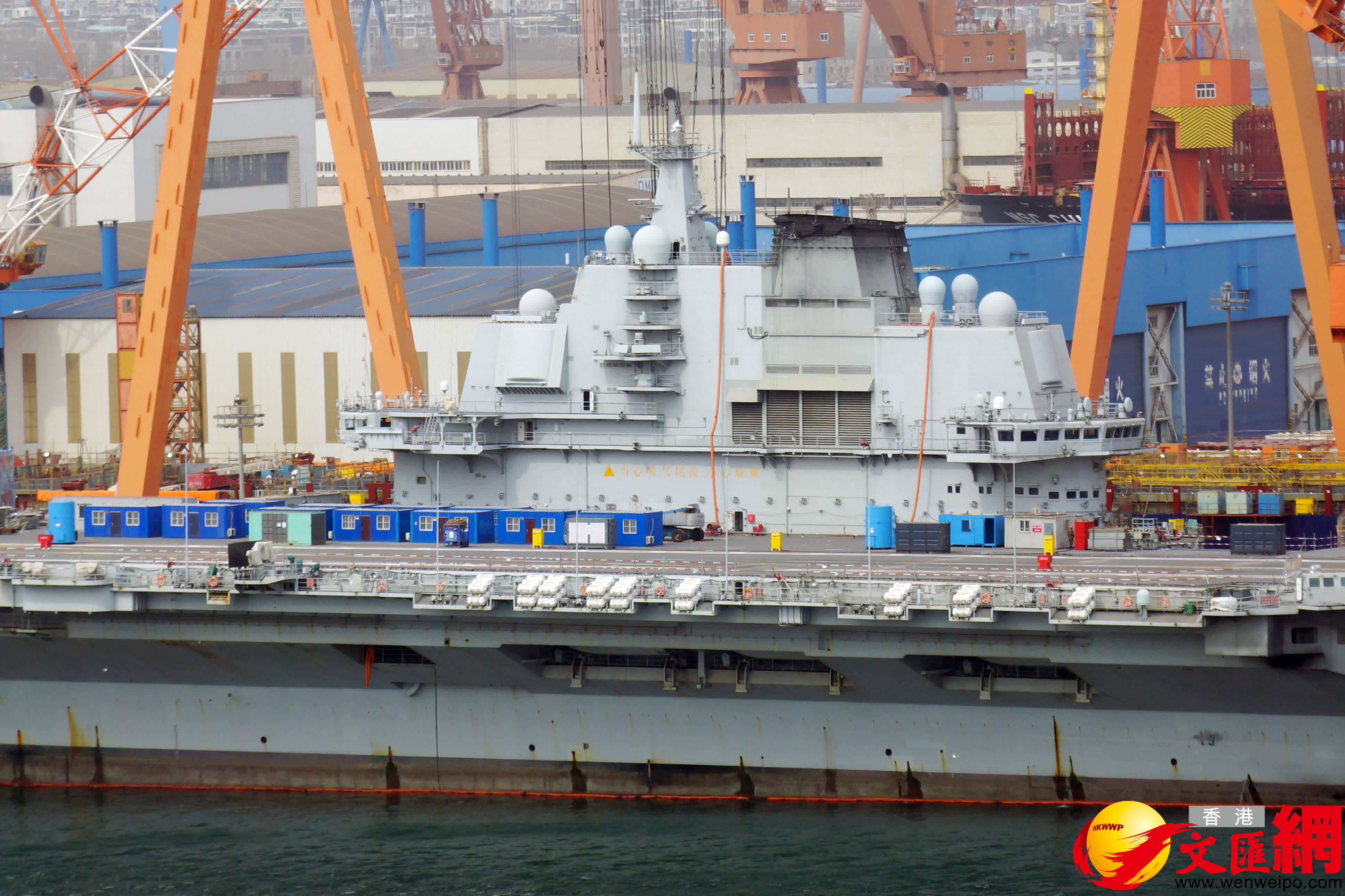 遼寧艦艦島頂板雷達已被拆下。(記者宋偉攝) 遼寧艦艦島頂板雷達已被拆下。(記者宋偉攝)