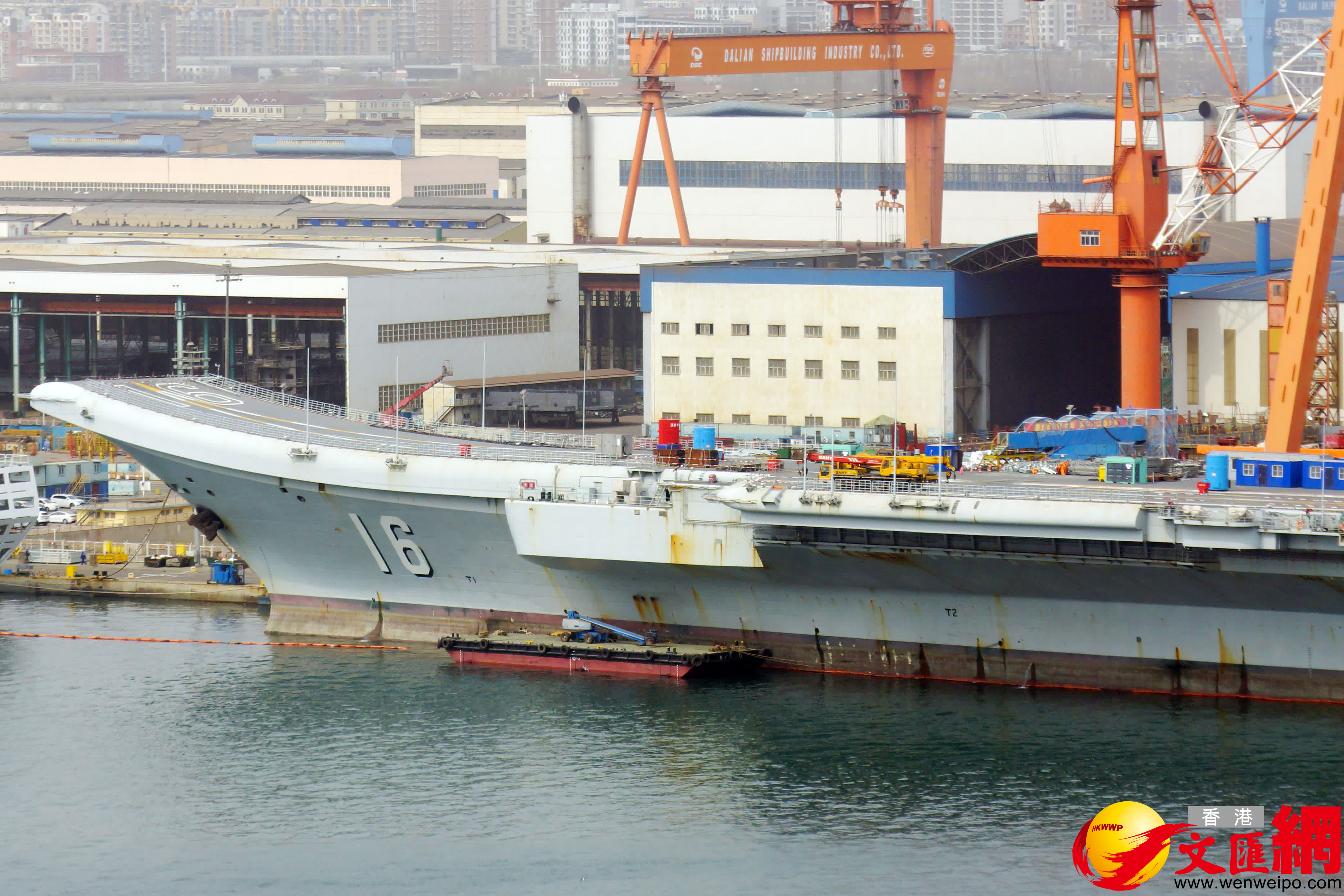 作業船準備清洗艦體。(記者宋偉攝) 作業船準備清洗艦體。(記者宋偉攝)