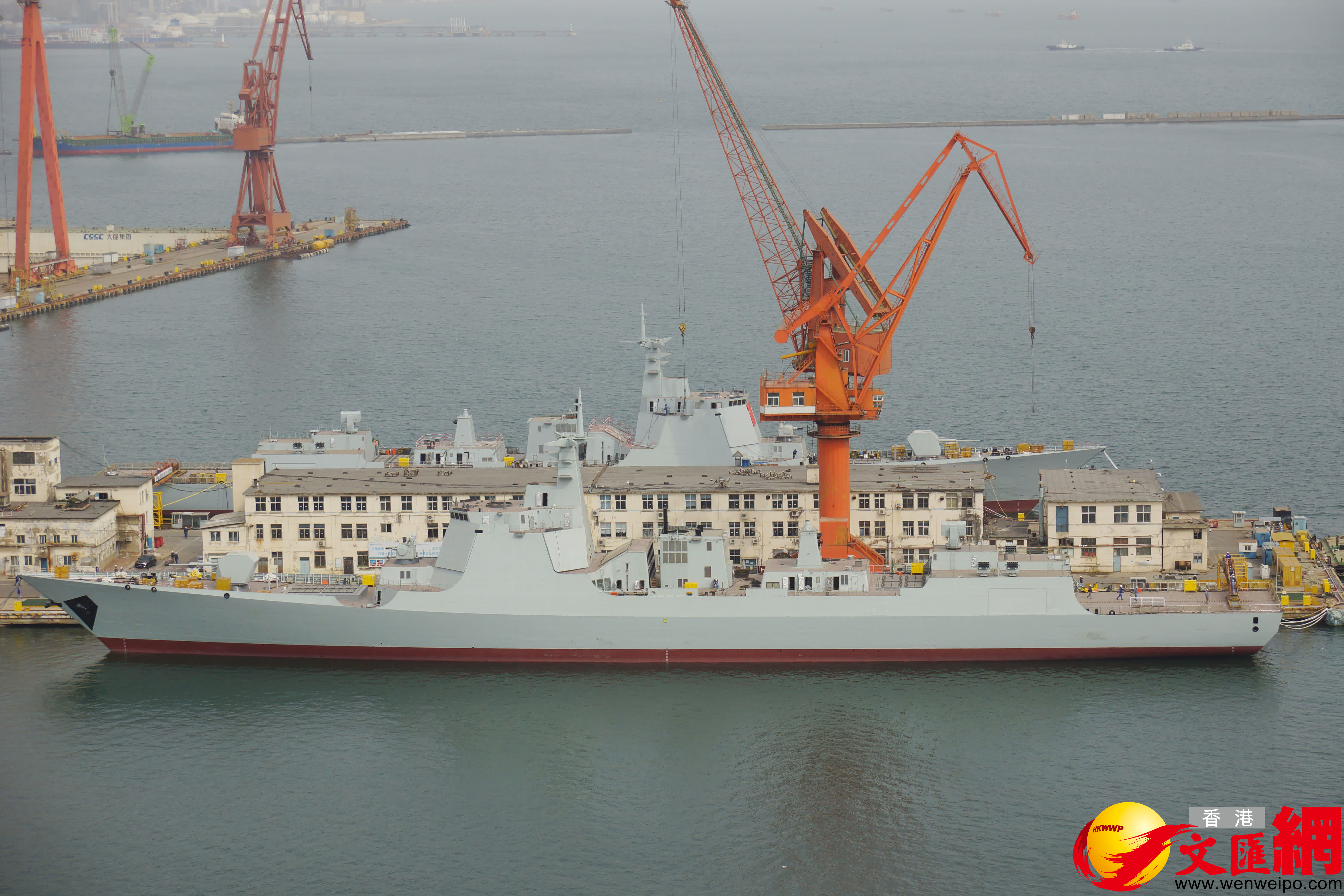 3月11日，第27和第28艘052D導彈驅逐艦已在大連造船廠下水。（記者宋偉攝）