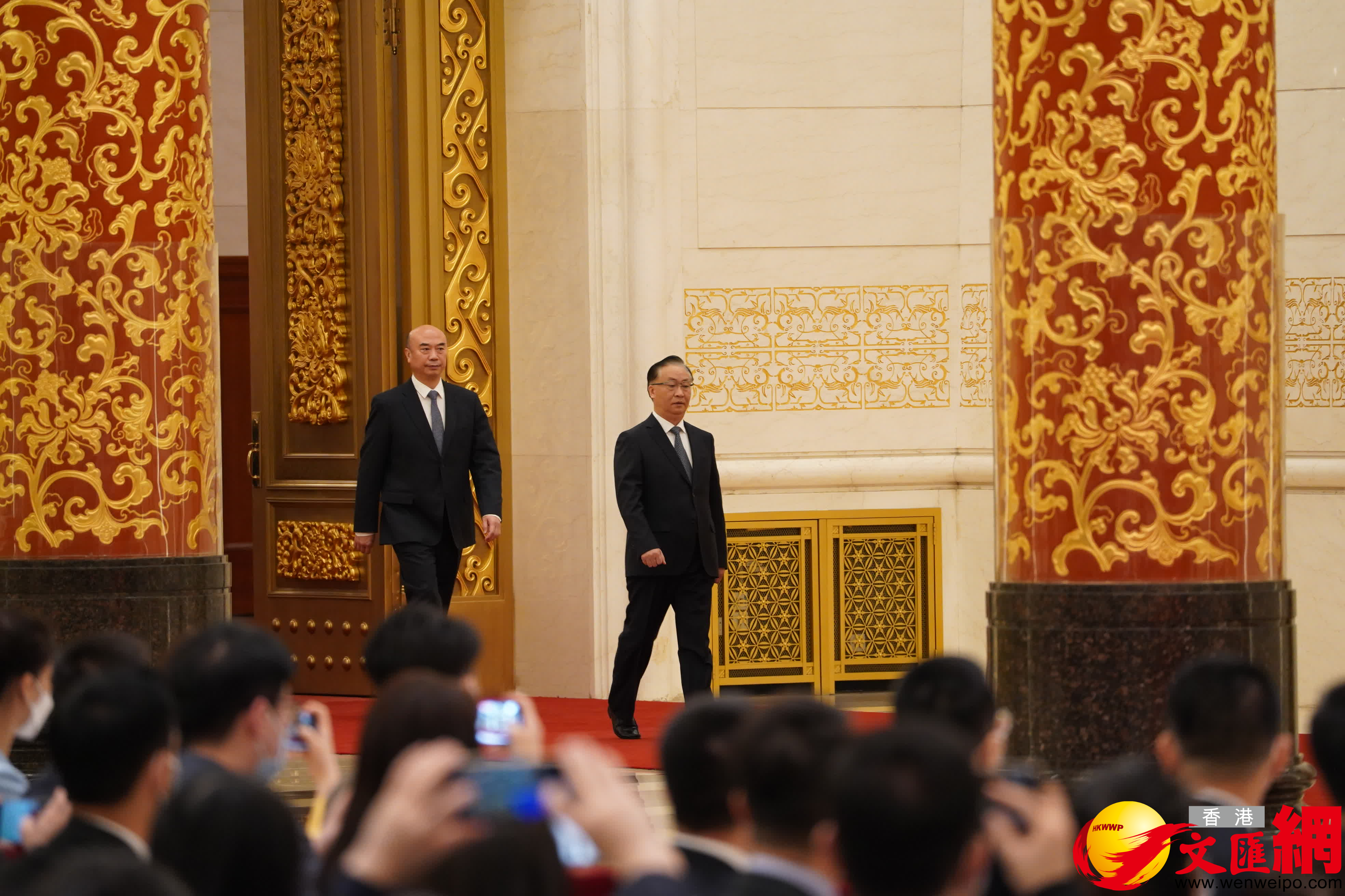 國務院副總理劉國中（左）及張國清（右）步入記者會大廳。（大公文匯全媒體記者攝）