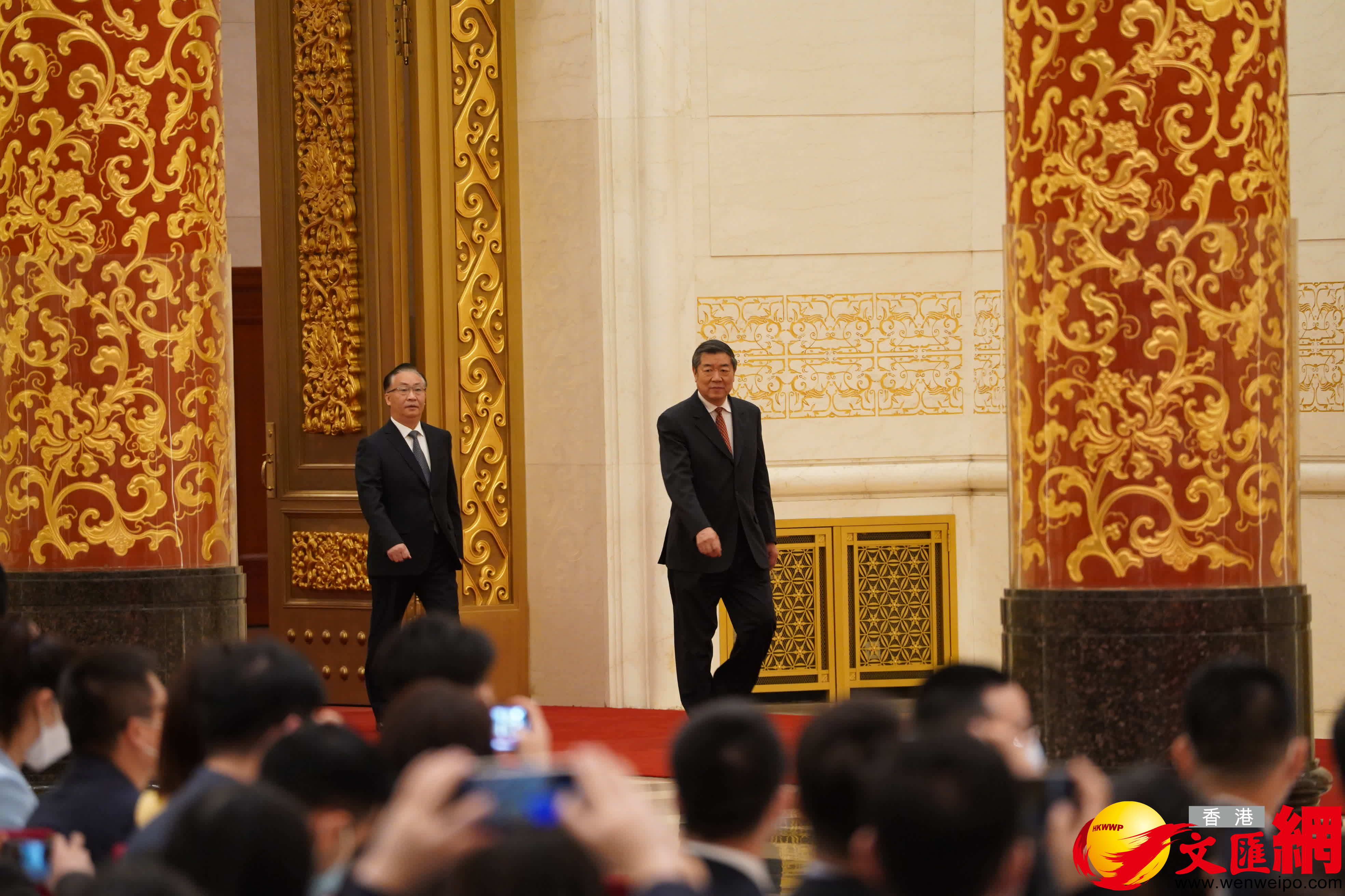 國務院副總理張國清（左）及何立峰（右）步入記者會大廳。（大公文匯全媒體記者攝）