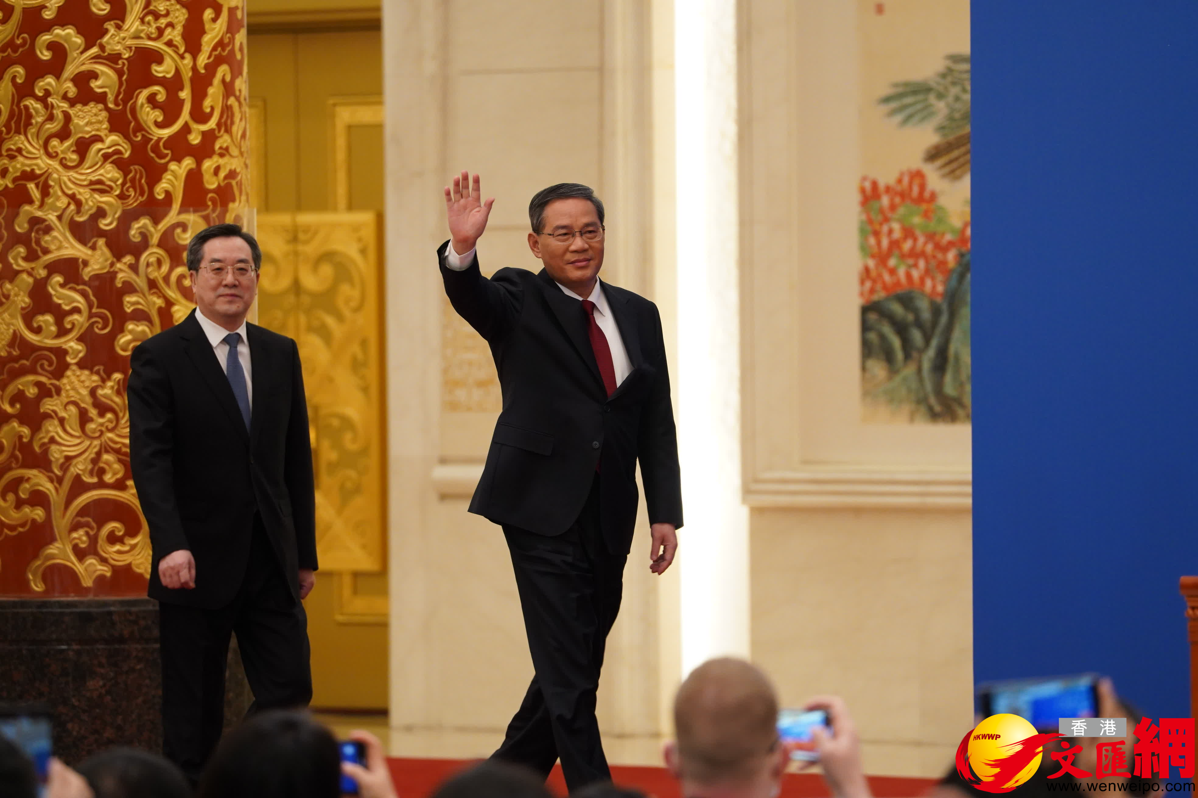 國務院總理李強向現場記者揮手致意。（大公文匯全媒體記者攝）