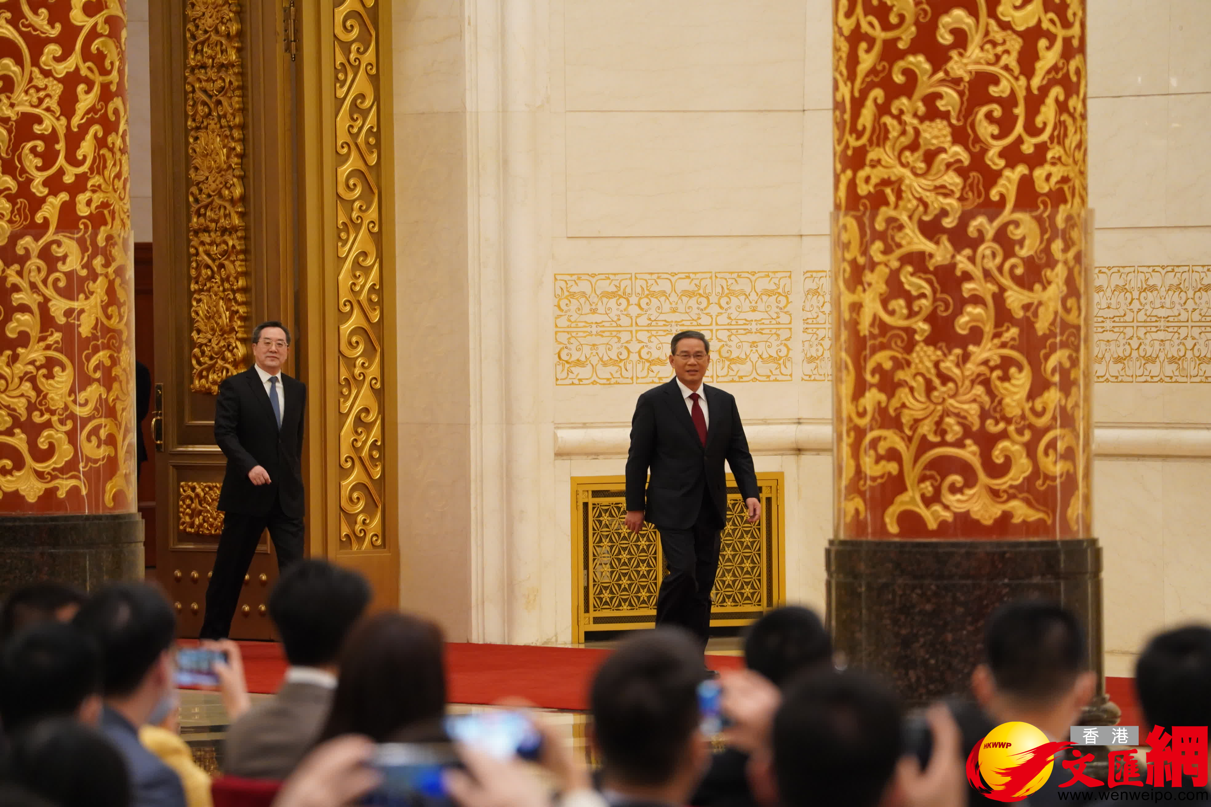 國務院總理李強（右）步入記者會大廳。（大公文匯全媒體記者攝）