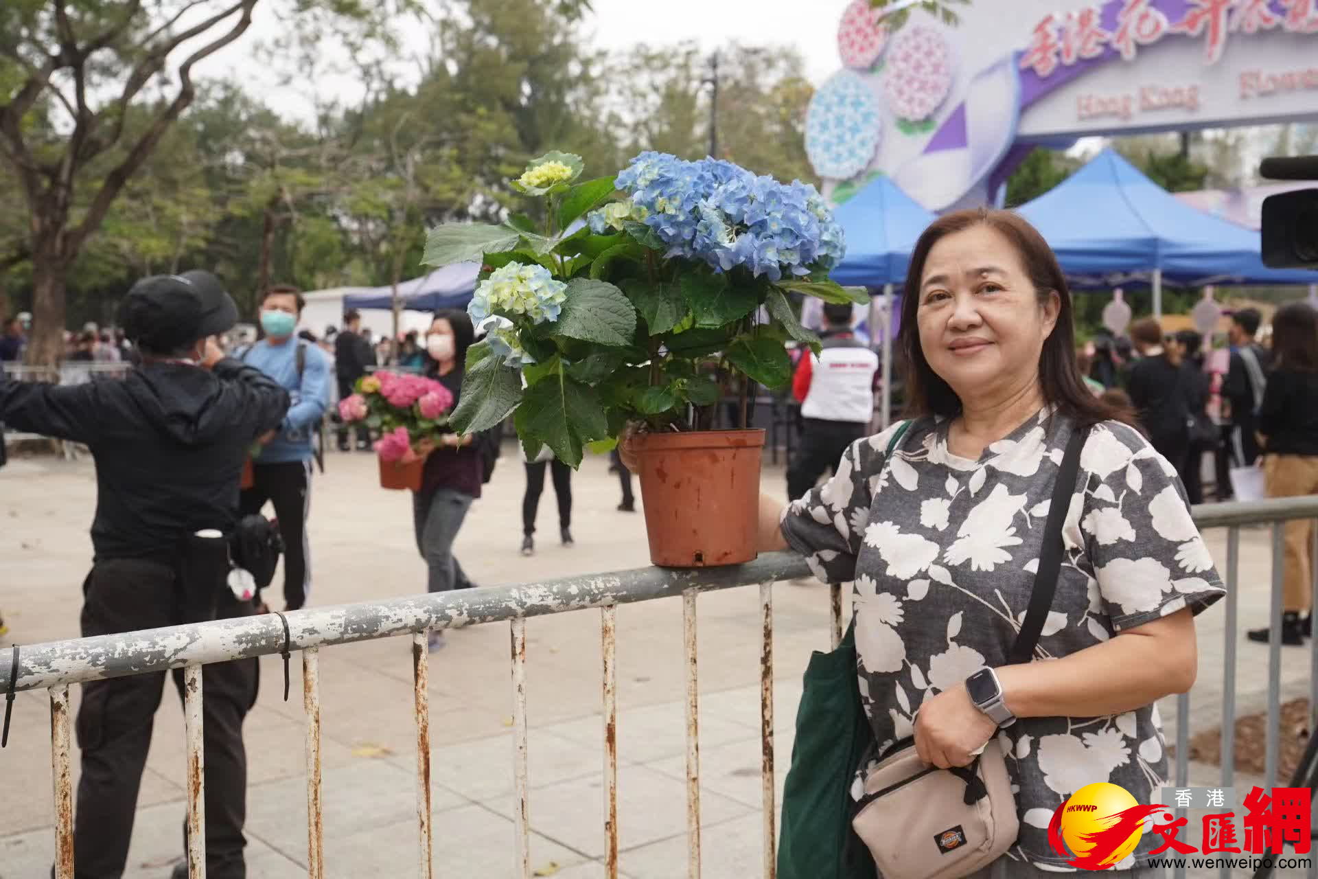 市民心滿意足捧走靚花。(大公文匯全媒體記者麥鈞傑攝) 市民心滿意足捧走靚花。(大公文匯全媒體記者麥鈞傑攝)