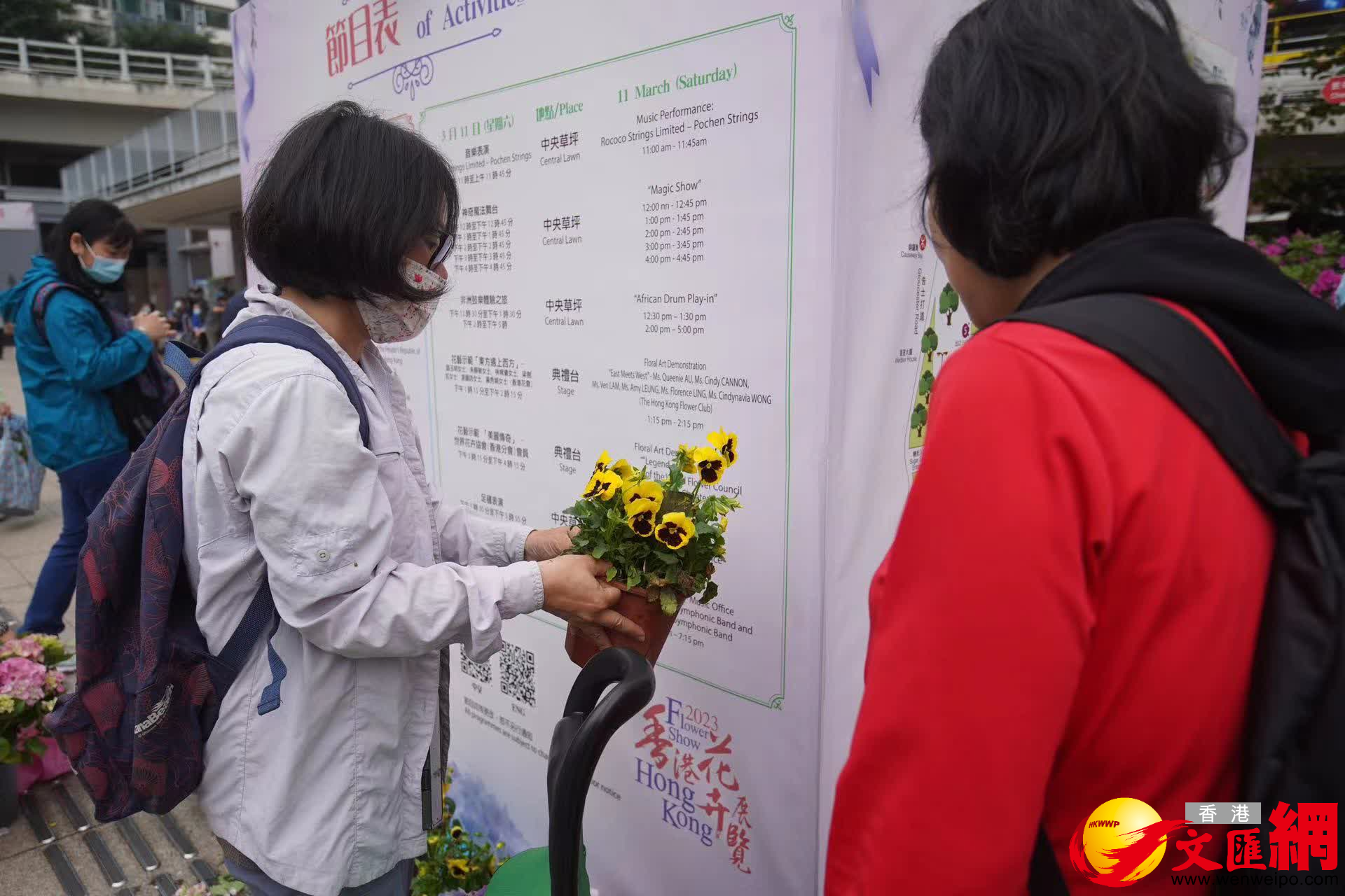 有人意圖將廣場上擺放的盆栽直接拿走。(大公文匯全媒體記者麥鈞傑攝) 有人意圖將廣場上擺放的盆栽直接拿走。(大公文匯全媒體記者麥鈞傑攝)