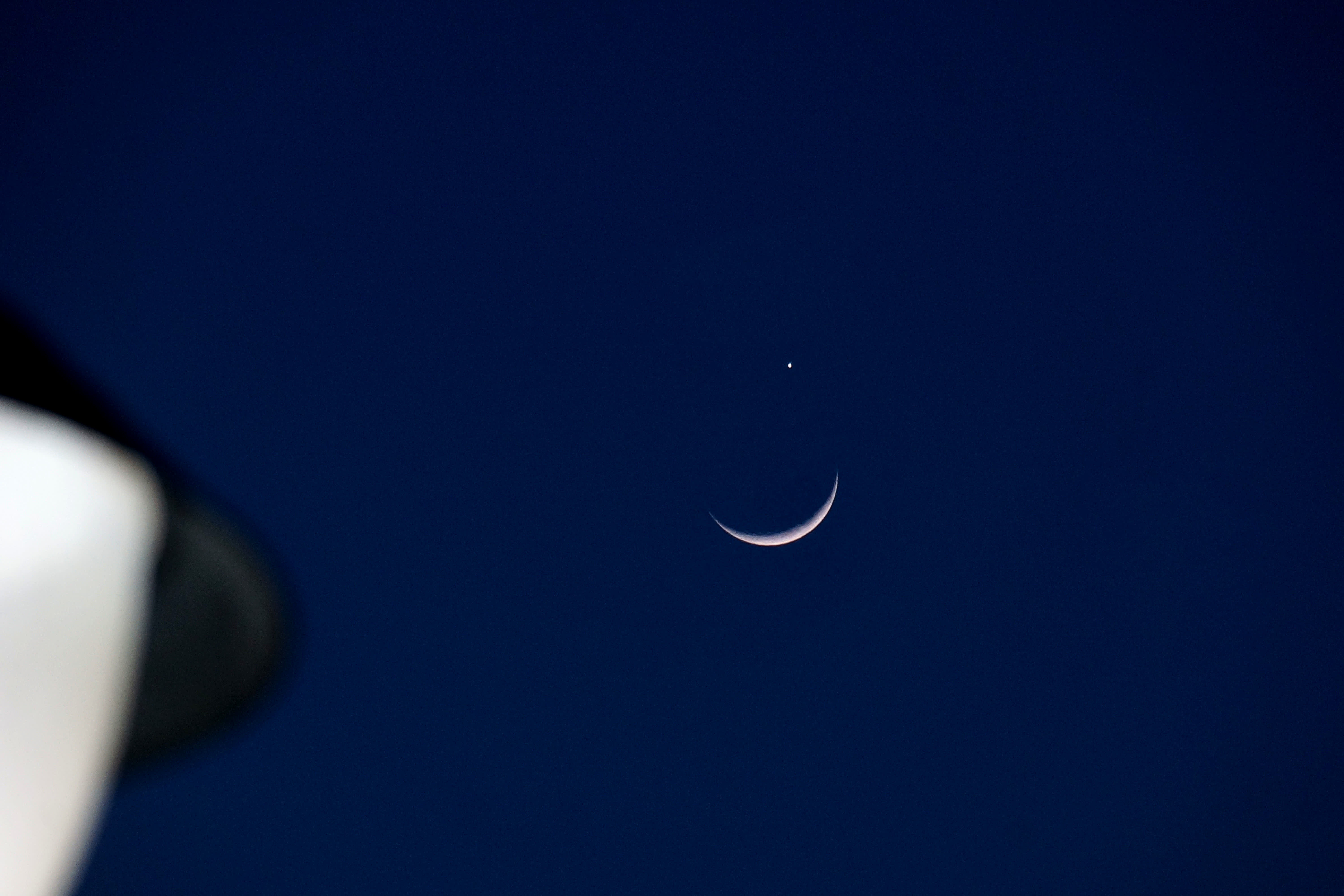 2023年3月24日晚，月掩金星亮相天宇。圖為拍攝於遼寧大連的蛾眉月與金星。（記者宋偉攝）