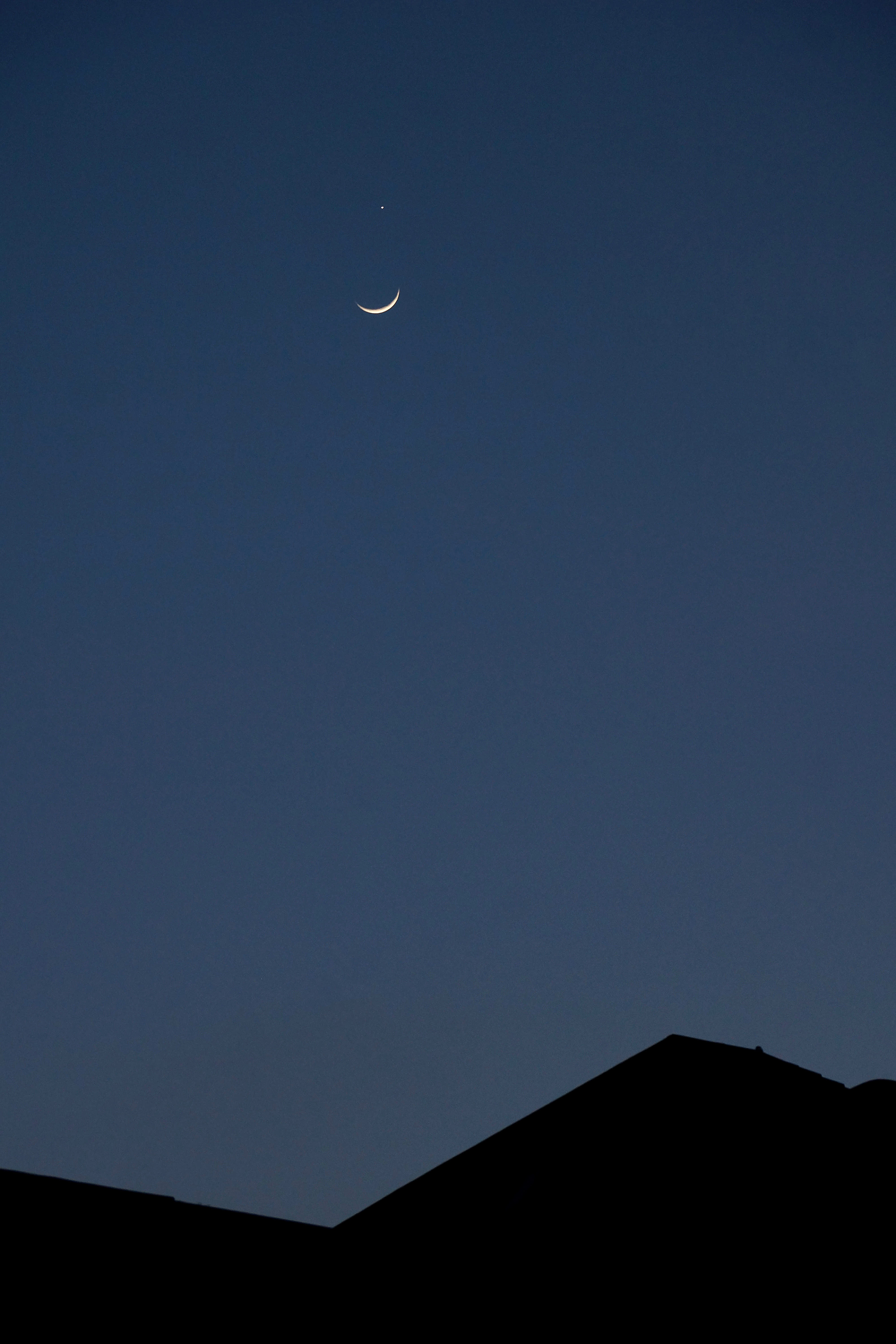 2023年3月24日晚，月掩金星亮相天宇。圖為拍攝於遼寧大連的蛾眉月與金星。（記者宋偉攝）