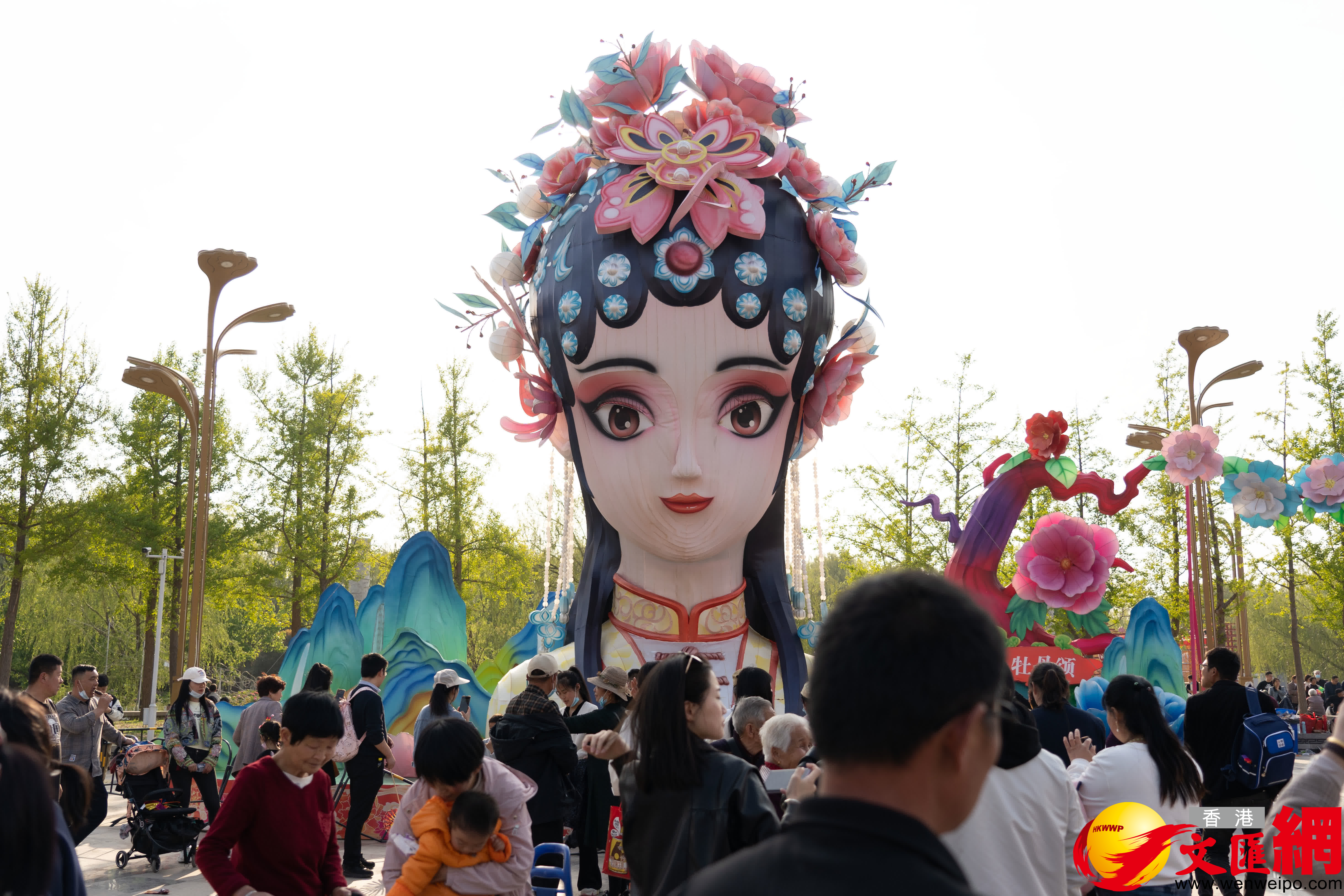 曹州牡丹園遊人如織。（記者胡臥龍 攝）