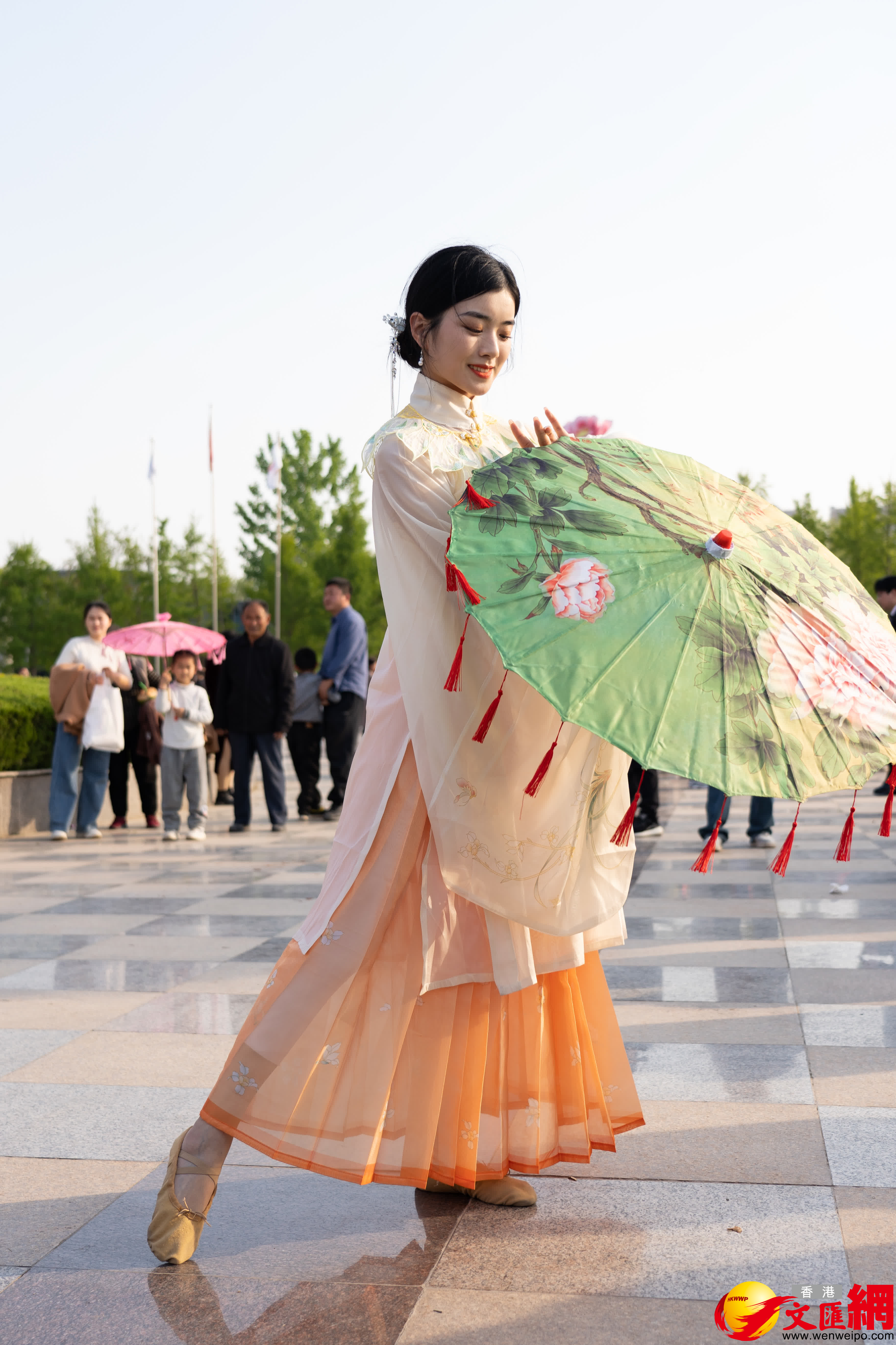 市民身穿漢服賞牡丹跳古典舞。（記者胡臥龍 攝）