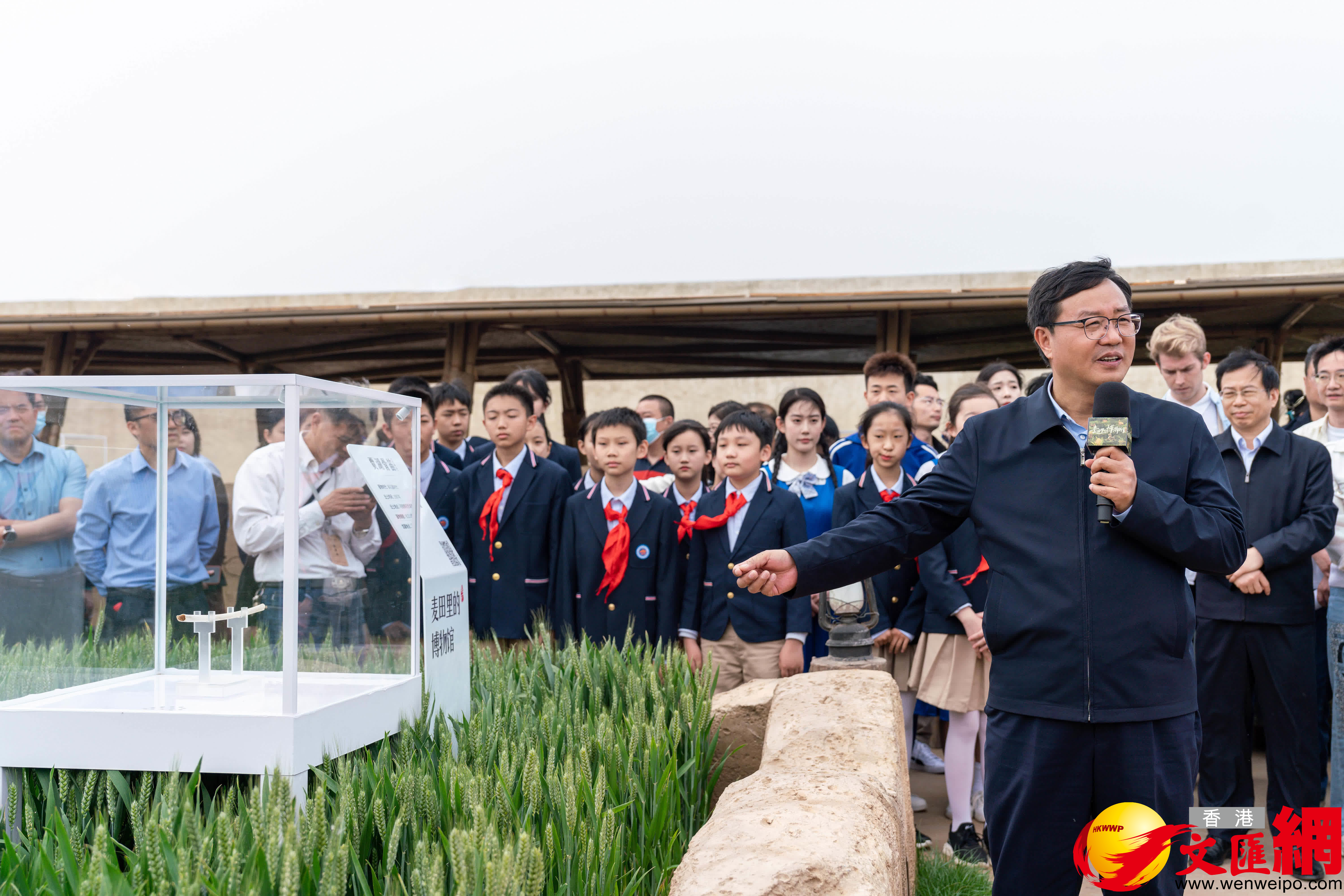 黃東昇化身「文物推介官」講解展品賈湖骨笛（記者 馮雷 攝）