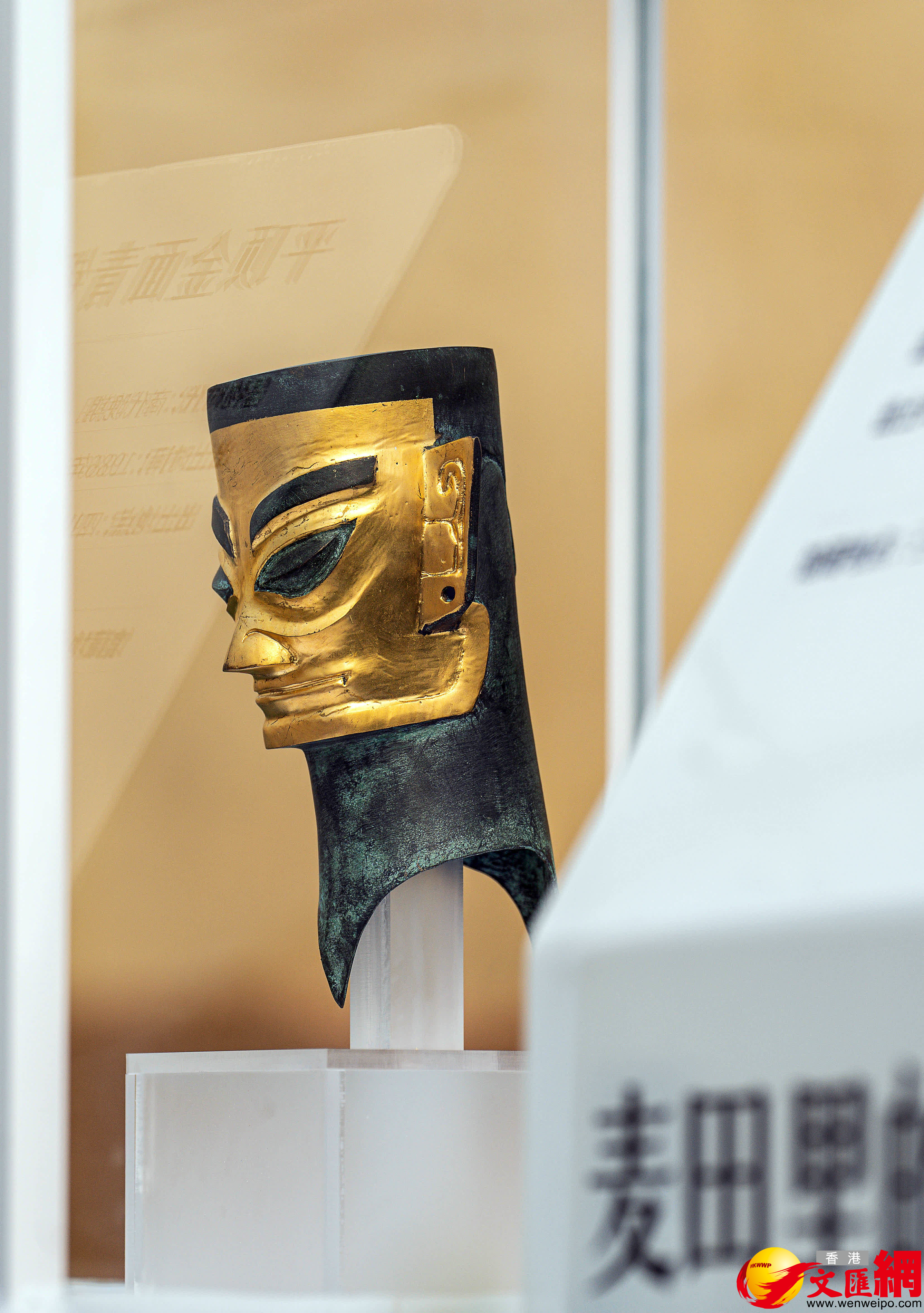 《平頂金面青銅器》（仿製品），器物時代：商代晚期，出土時間：1986年，出土地點：四川省廣漢市三星堆遺址二號祭祀坑（記者 馮雷 攝）