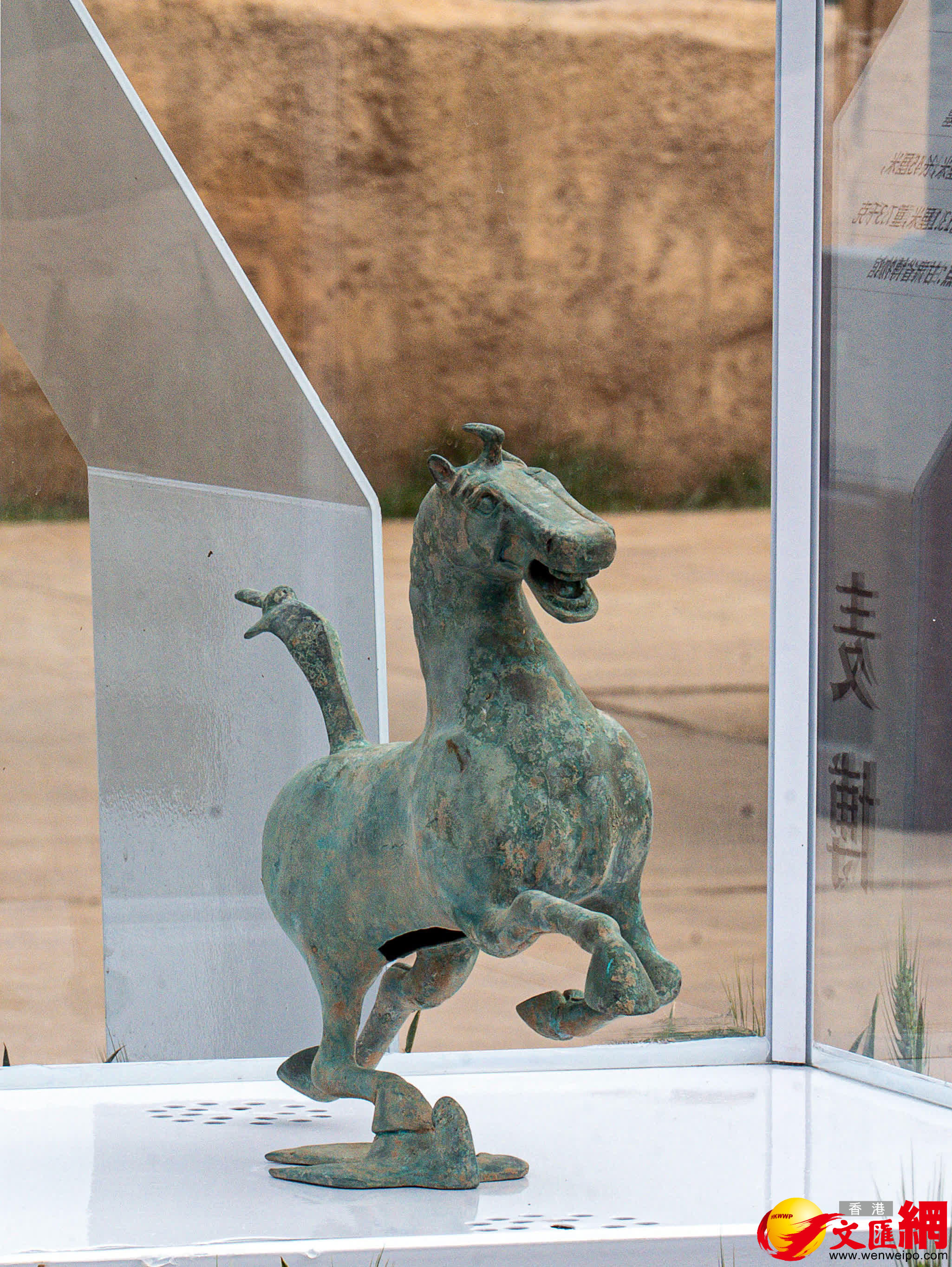 《銅奔馬》（仿製品），器物時代：漢代，出土時間：1969年，出土地點：武威市雷台漢墓，館藏地點：甘肅省博物館（記者 馮雷 攝）