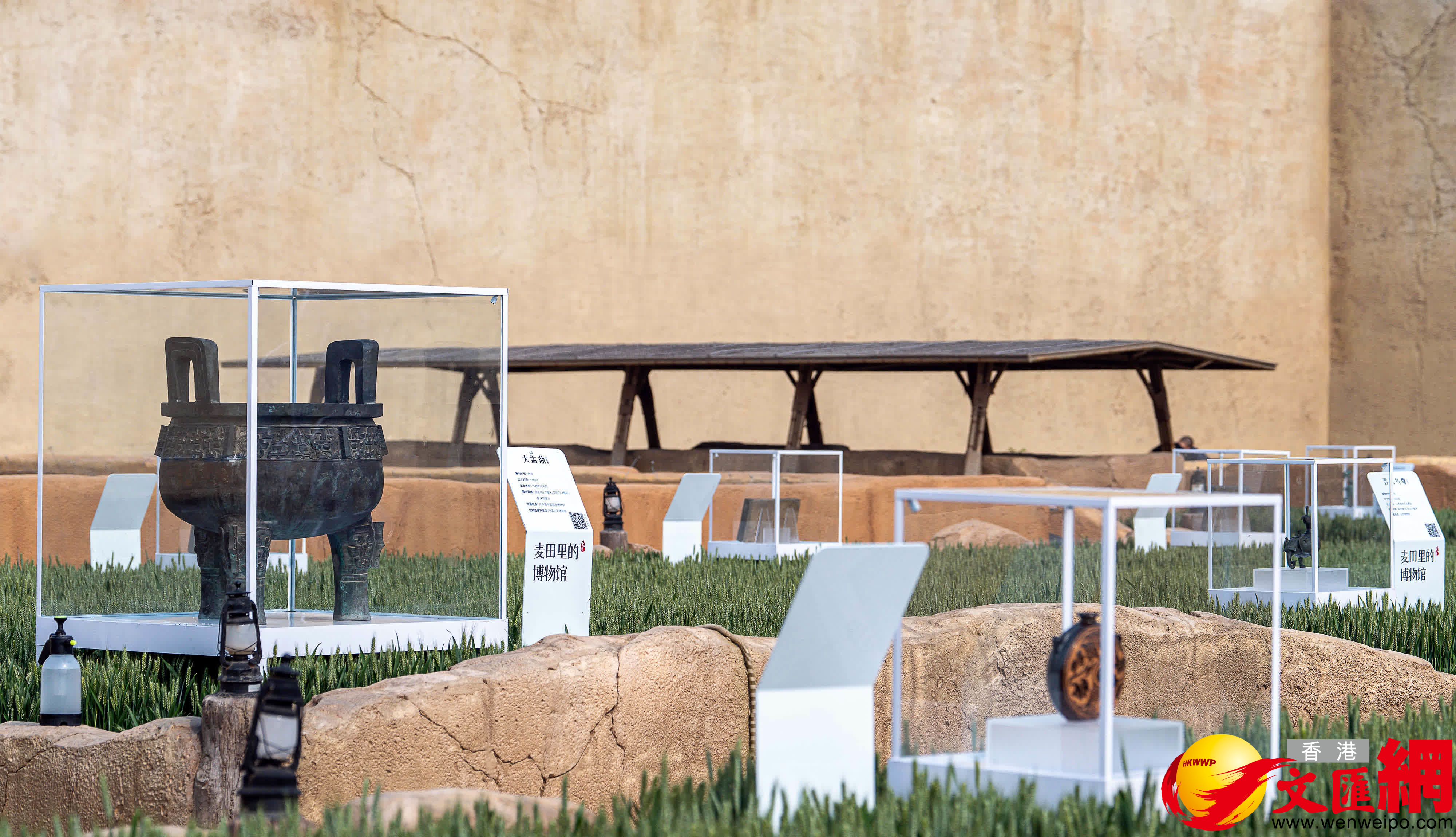 第二屆「麥田里的博物館」在只有河南·戲劇幻城開展（記者 馮雷 攝）