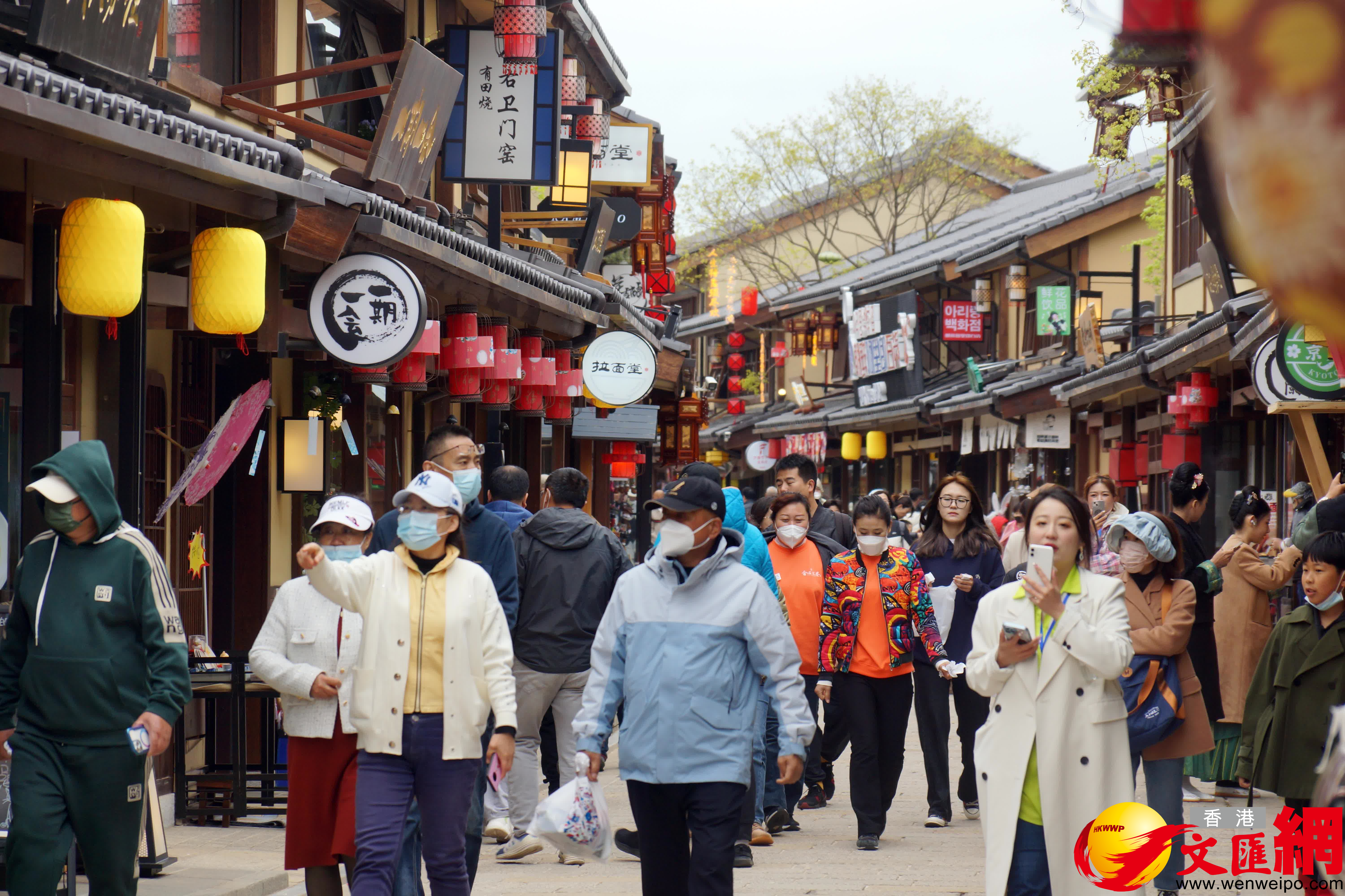 遊客在復刻盛唐時期街巷盛況的金石萬巷打卡。（記者宋偉 攝）
