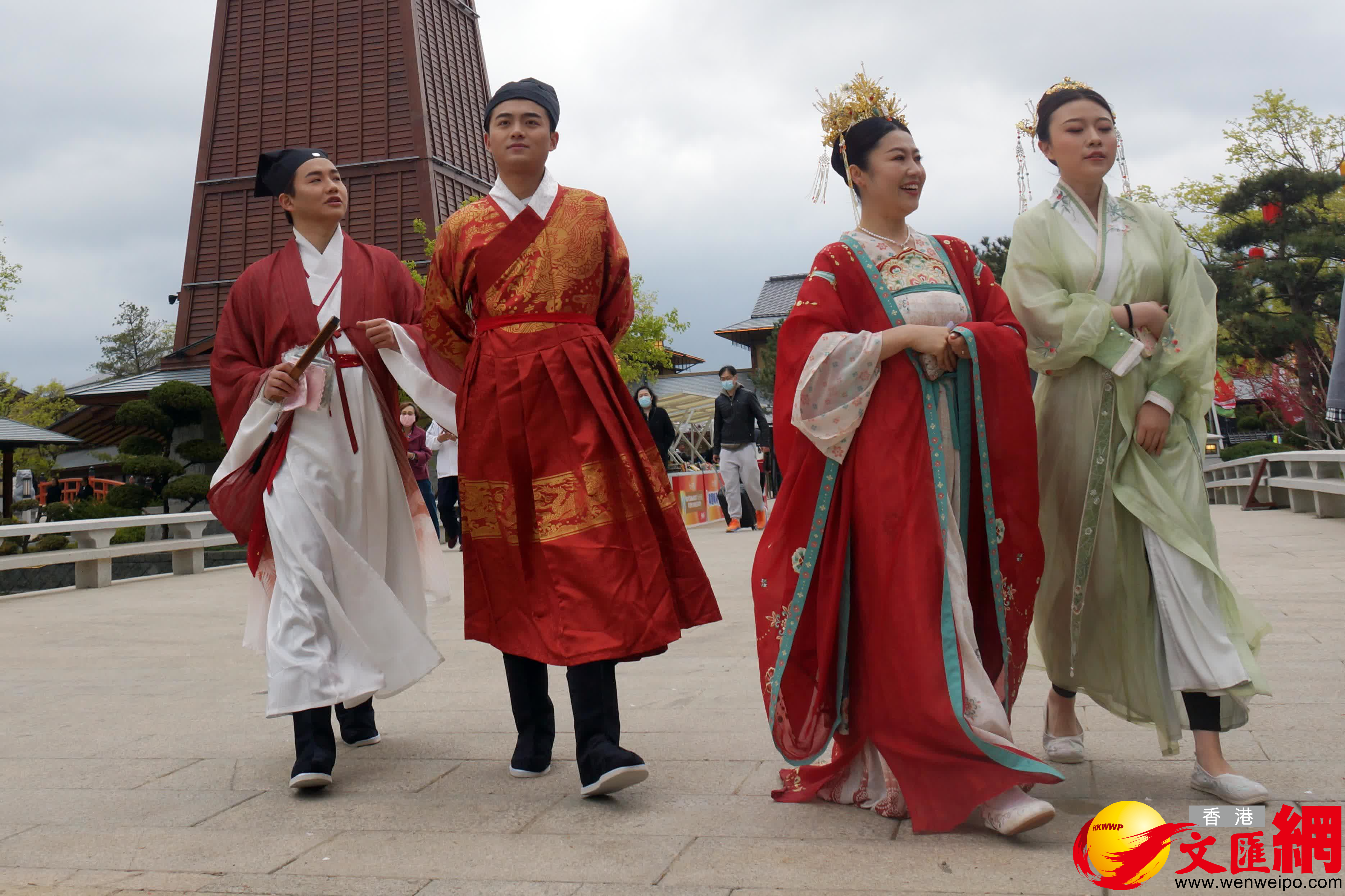 遊園詩人遊走金石萬巷與遊客互動。（記者宋偉 攝）