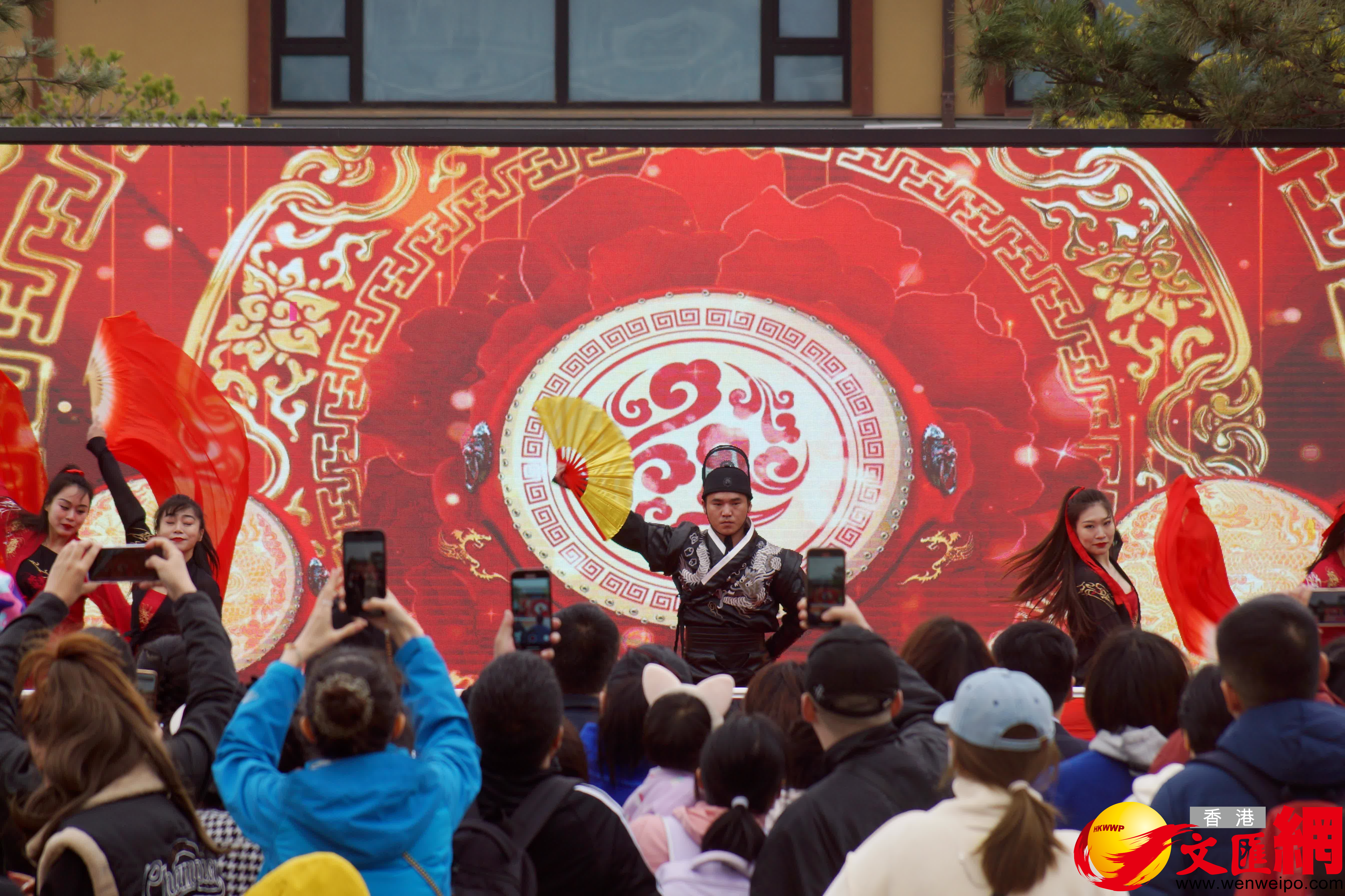 舞者身着盛世霓裳演出《象王行》吸引遊客拍照。（記者宋偉 攝）