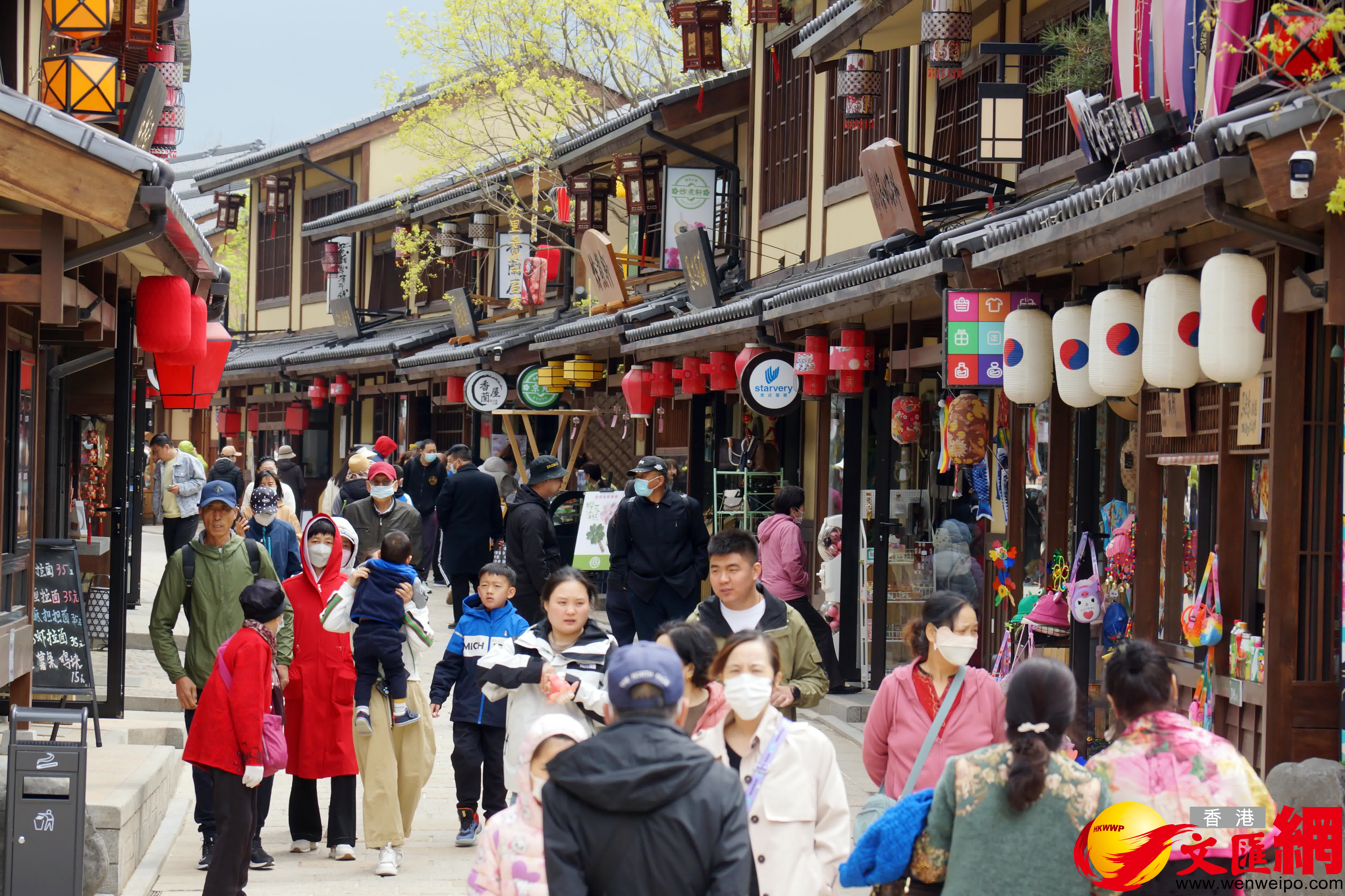 遊客在復刻盛唐時期街巷盛況的金石萬巷打卡。（記者宋偉 攝）