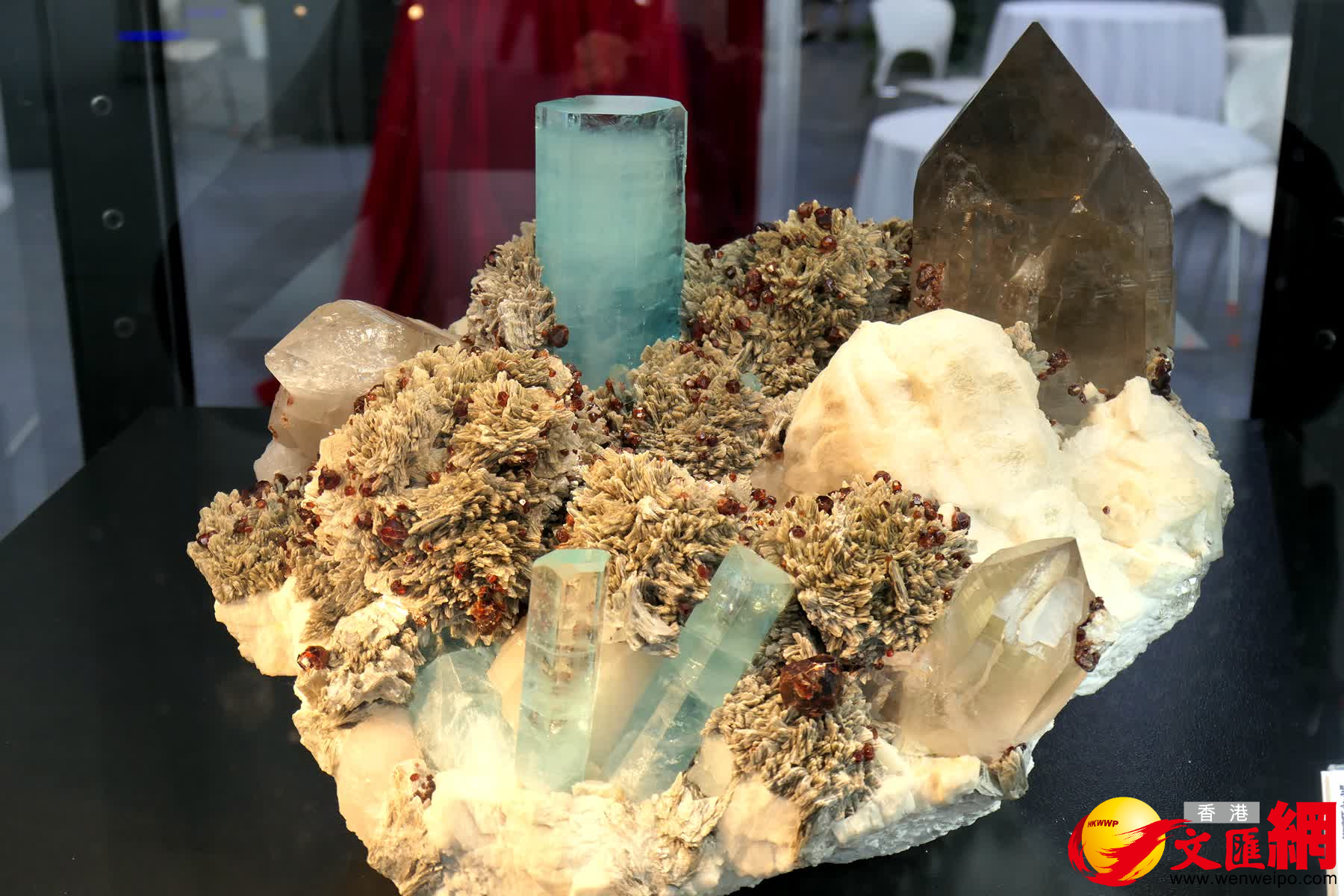 圖為現場展出的海藍寶石組合。（賀鵬飛攝）