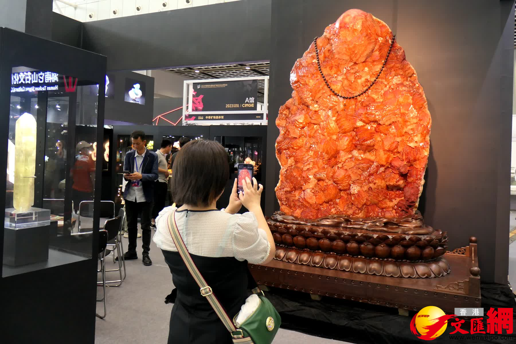 圖為一名觀眾參觀礦博會展出的巨型觀賞石。（賀鵬飛攝）