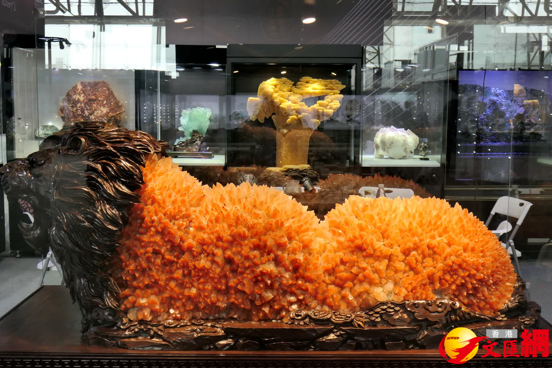 圖為現場展出的奇異礦物寶石。（賀鵬飛攝）