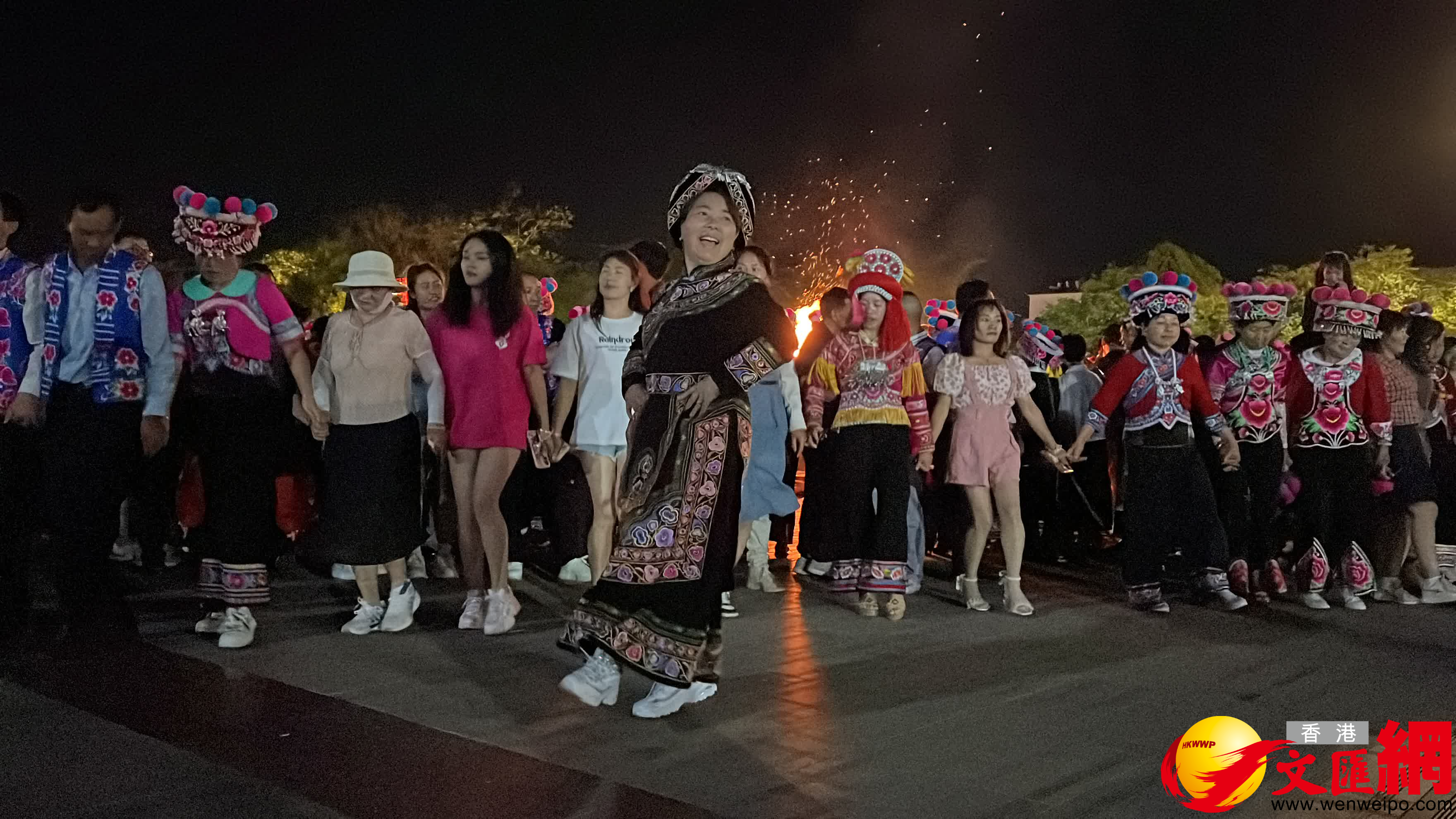 遊客加入到隊伍中共同跳起歡快的左腳舞。(記者譚旻煦 攝) 遊客加入到隊伍中共同跳起歡快的左腳舞。(記者譚旻煦 攝)