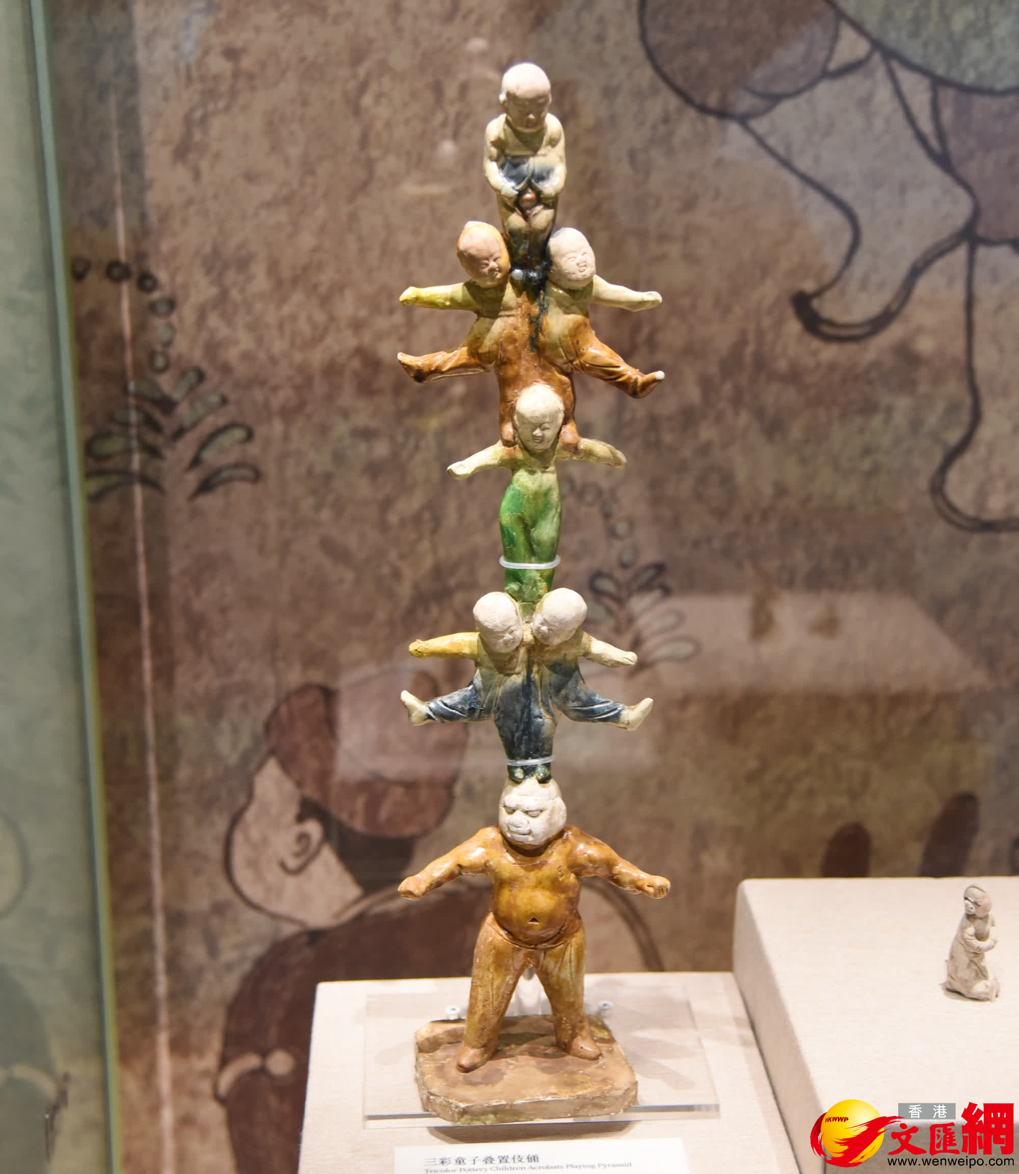 唐代雜技非常流行，圖為展出的唐三彩童子疊伎俑。（記者李陽波 攝）