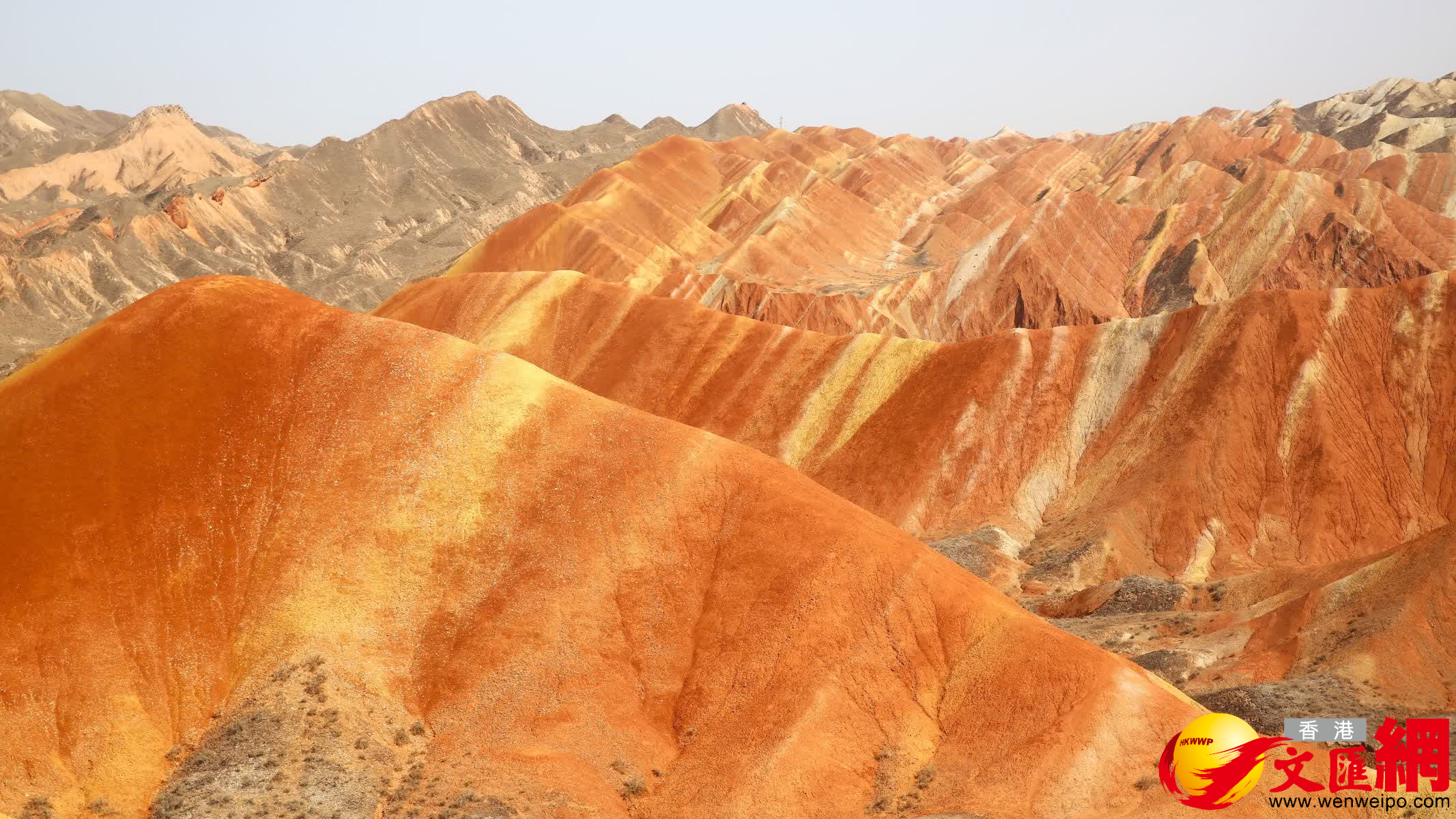 七彩丹霞具有交錯層理、四壁陡峭、垂直節理、色彩斑斕等特點。（郭濤攝）