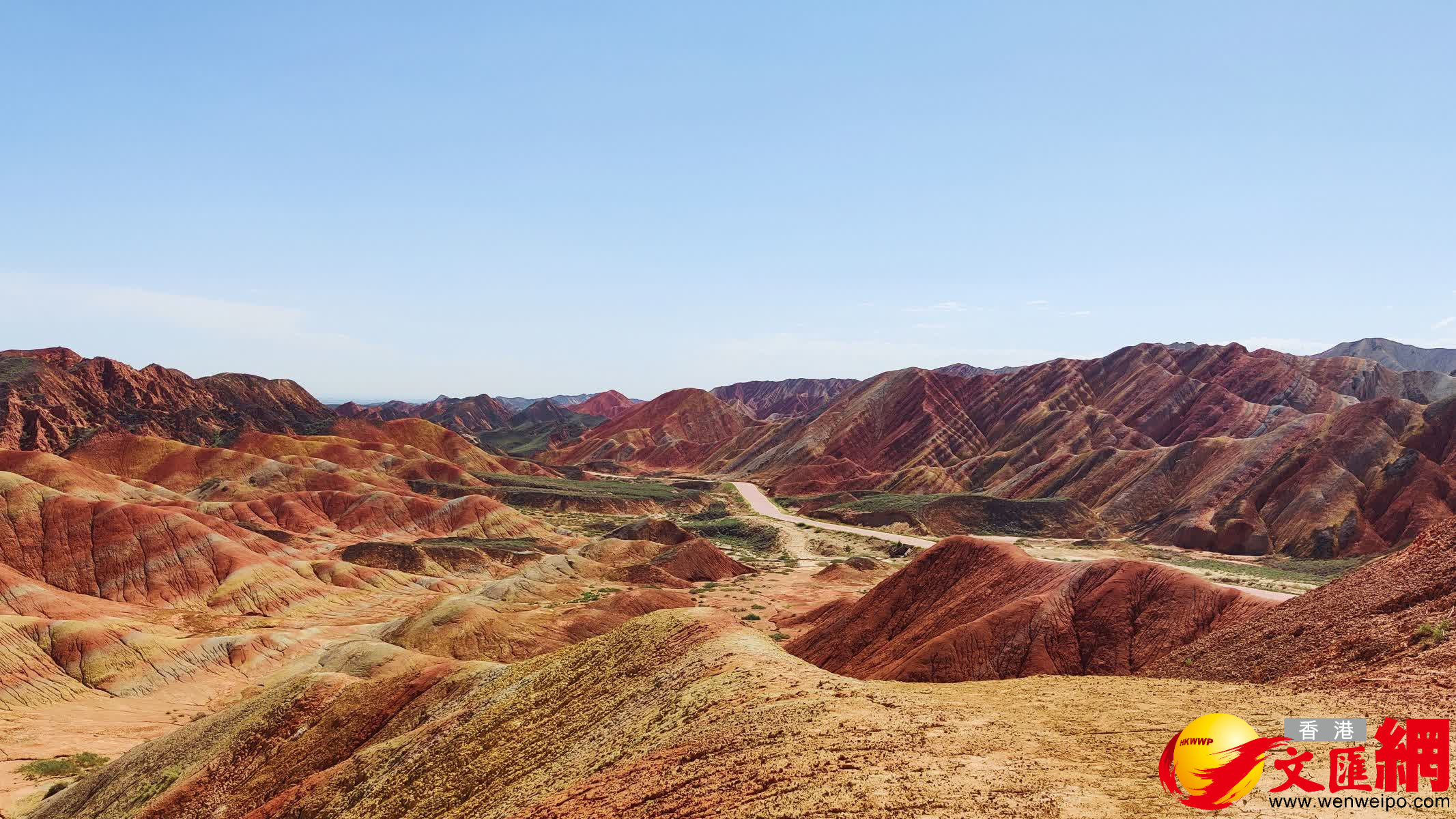 七彩丹霞具有交錯層理、四壁陡峭、垂直節理、色彩斑斕等特點。（郭濤攝）