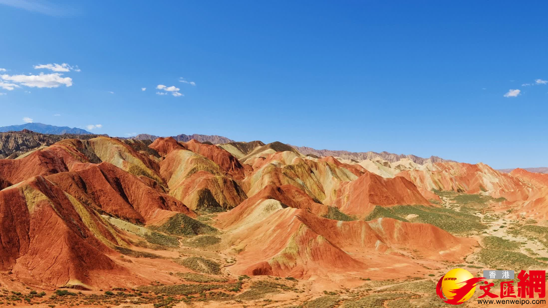 七彩丹霞具有交錯層理、四壁陡峭、垂直節理、色彩斑斕等特點。（郭濤攝）