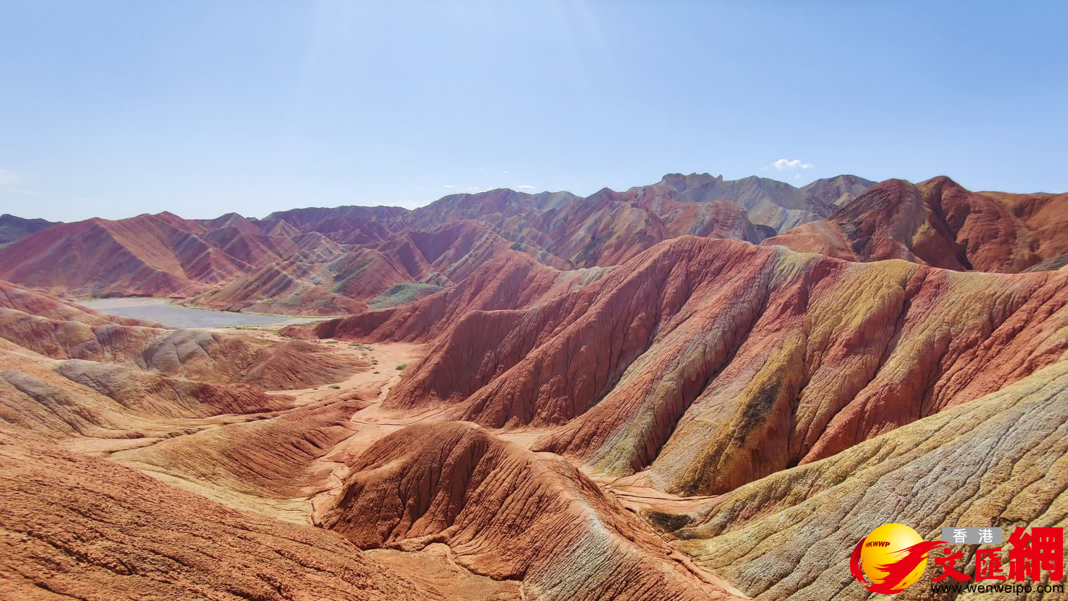 七彩丹霞具有交錯層理、四壁陡峭、垂直節理、色彩斑斕等特點。（郭濤攝）