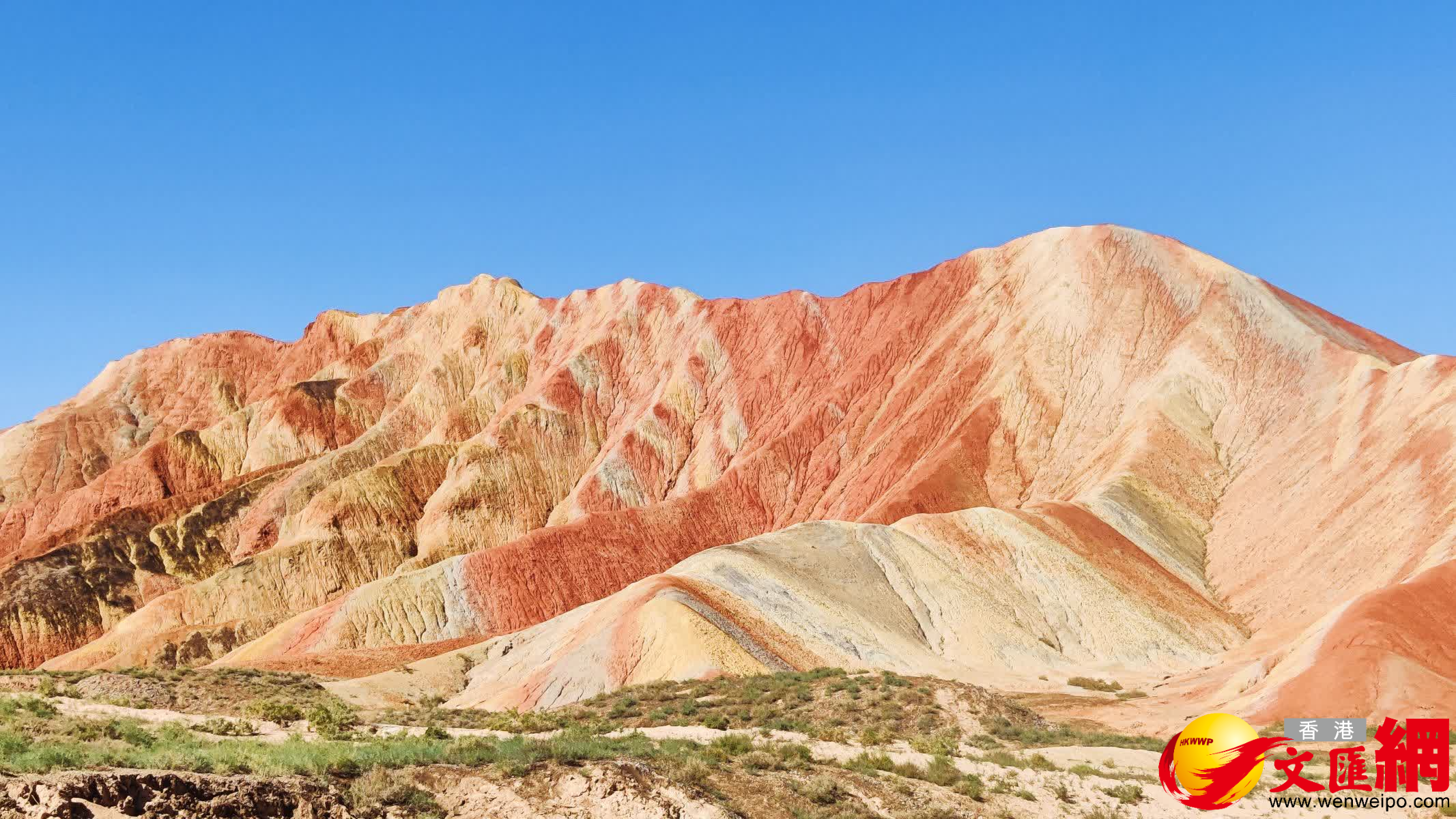 七彩丹霞具有交錯層理、四壁陡峭、垂直節理、色彩斑斕等特點。（郭濤攝）