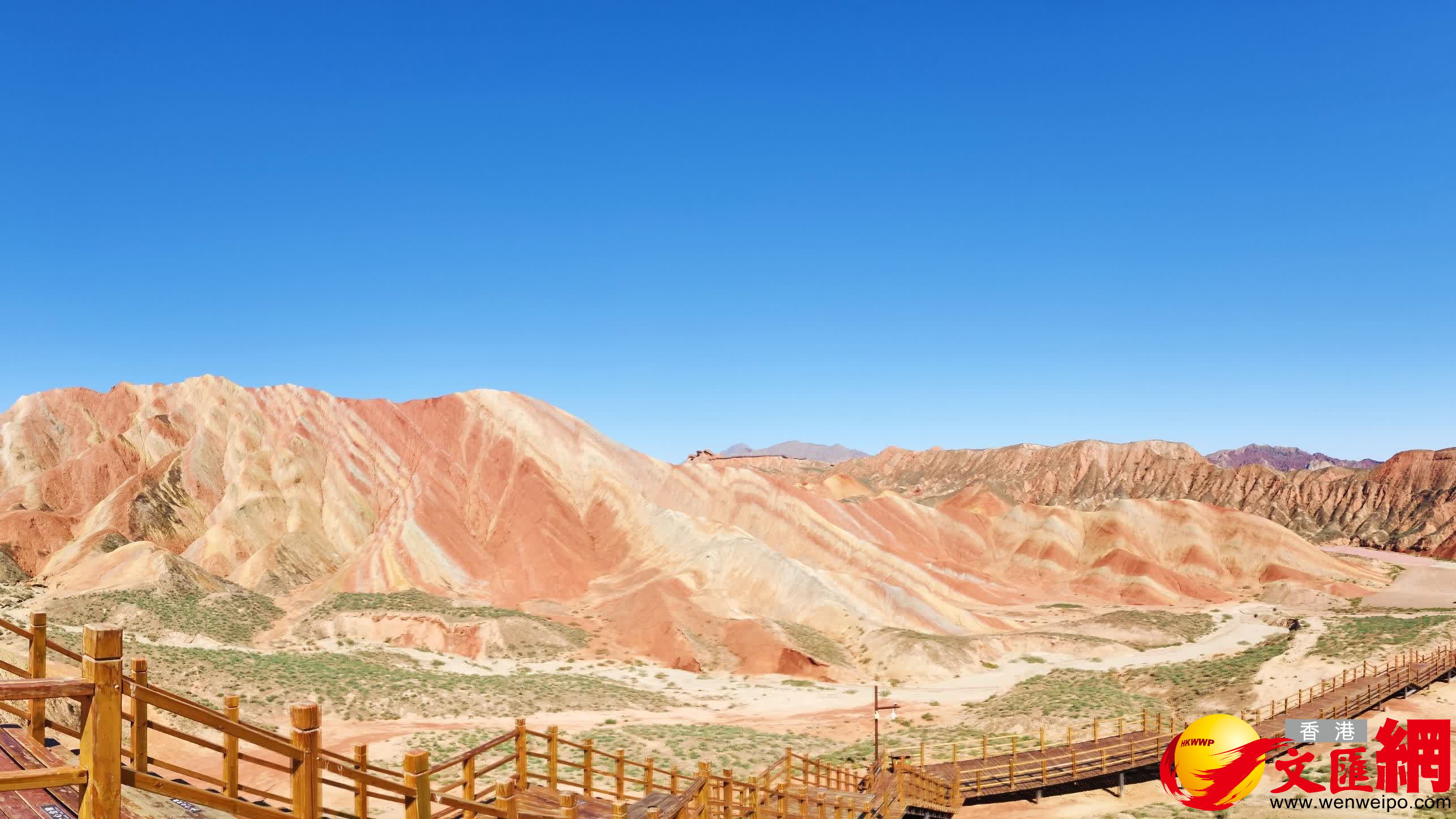 七彩丹霞具有交錯層理、四壁陡峭、垂直節理、色彩斑斕等特點。（郭濤攝）