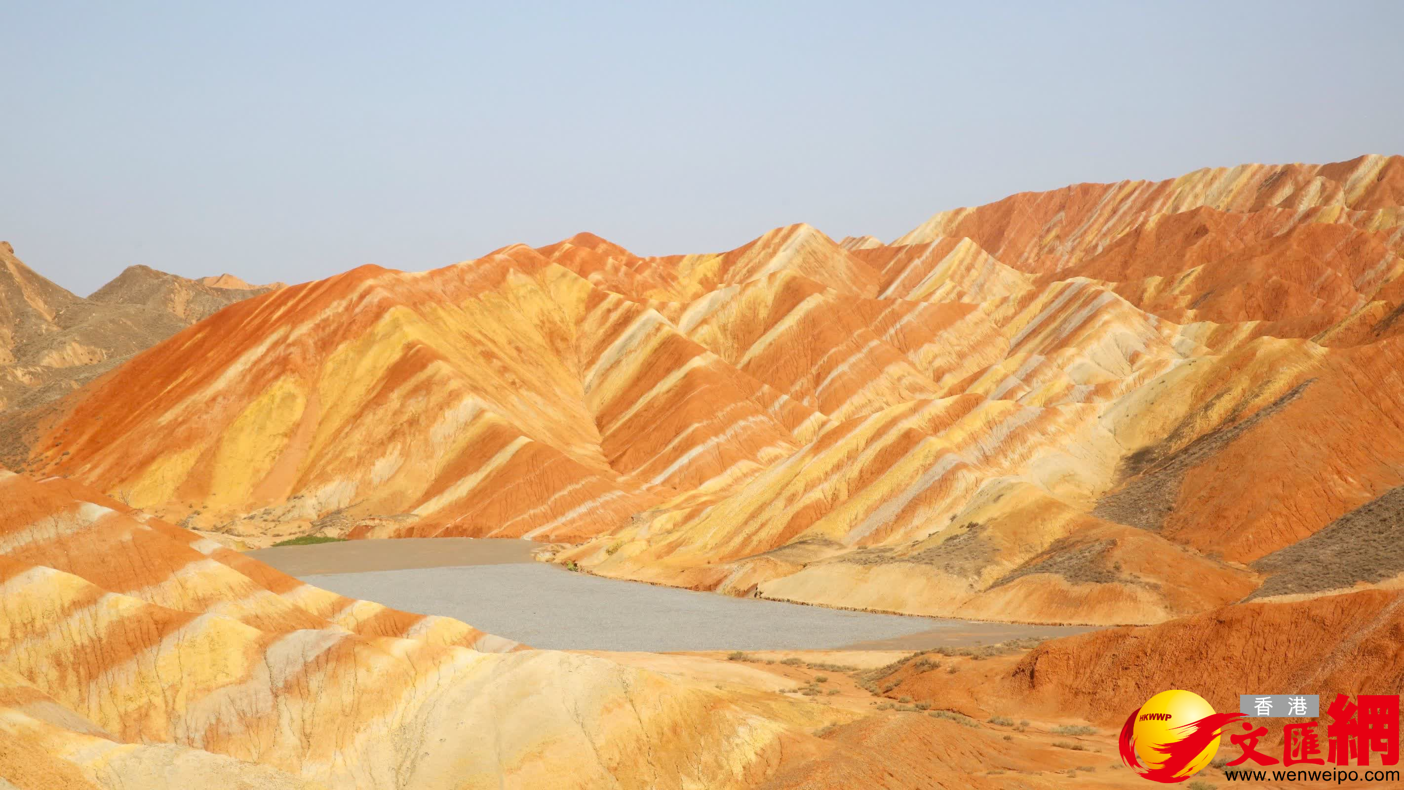 七彩丹霞具有交錯層理、四壁陡峭、垂直節理、色彩斑斕等特點。（郭濤攝）