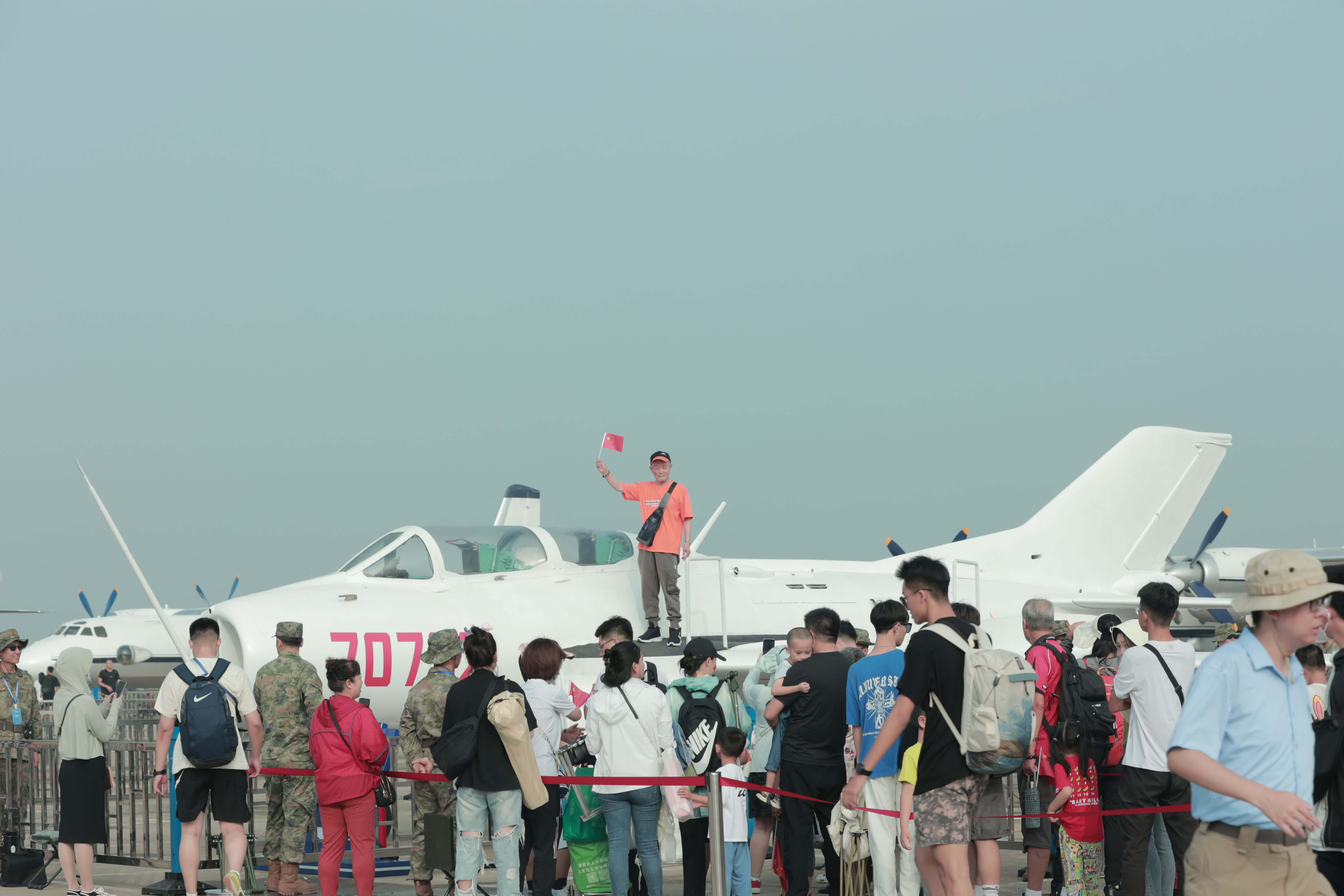 觀展市民現場可與殲教—6「親密接觸」（盧冶攝）