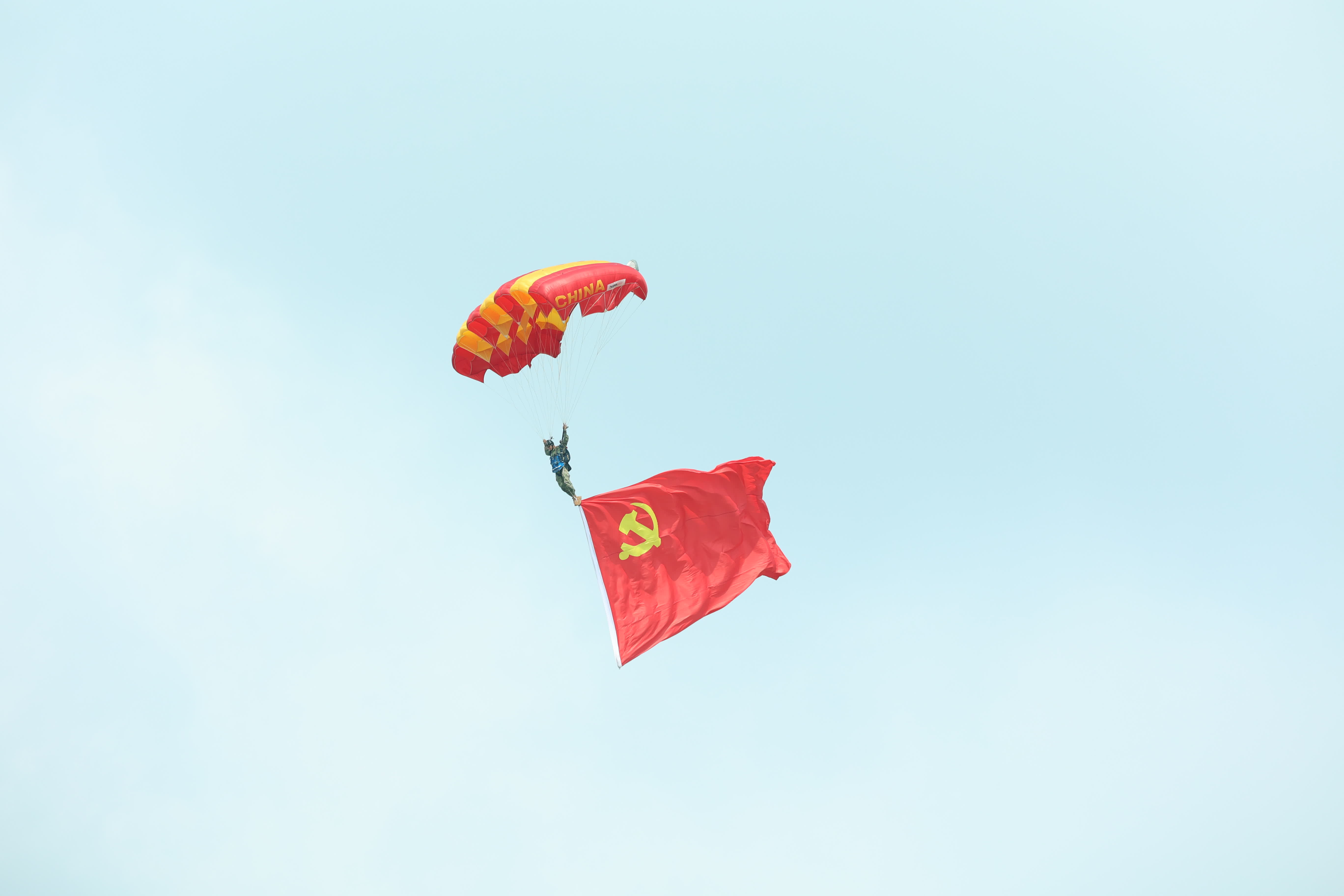 跳傘隊員勁舞長空。（盧冶攝）